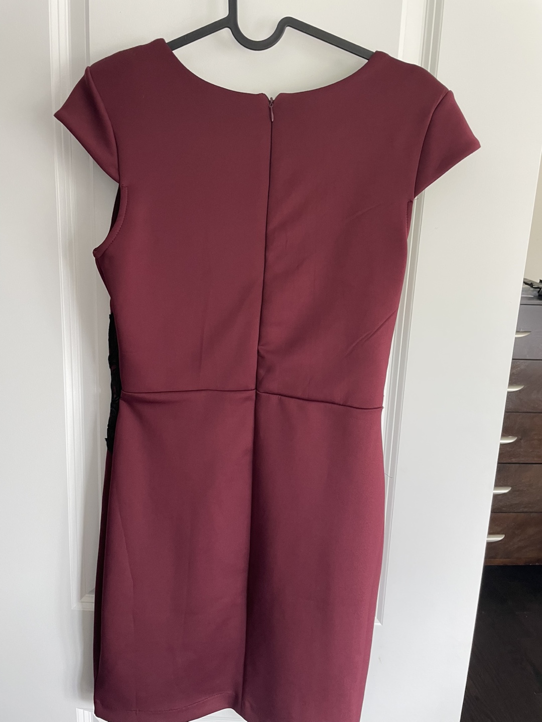 Burgundy dress with black lace detail - photo 5