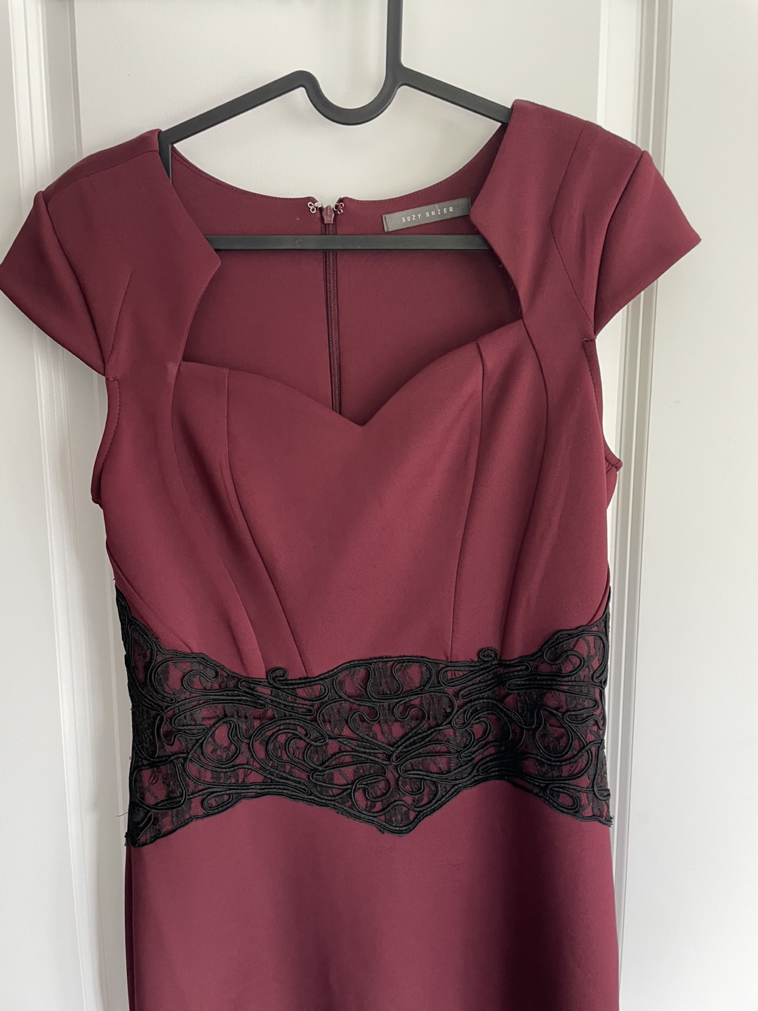Burgundy dress with black lace detail - photo 3