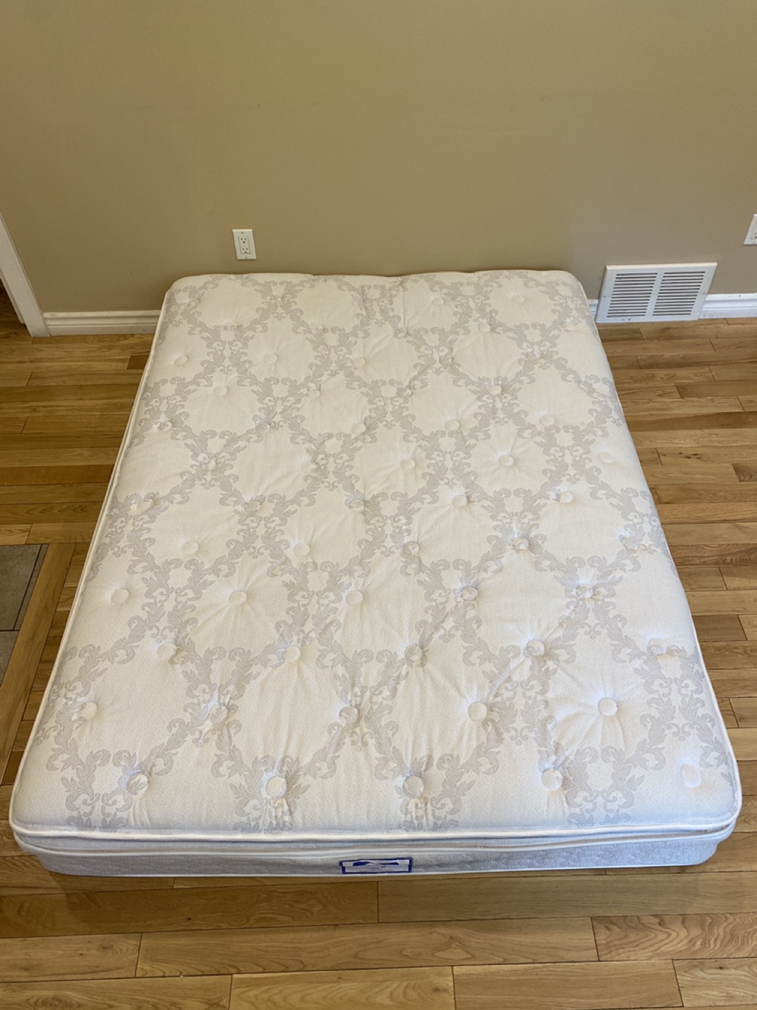 Sealy Halsey Queen Size Pillow top Mattress (CAN DELIVER)