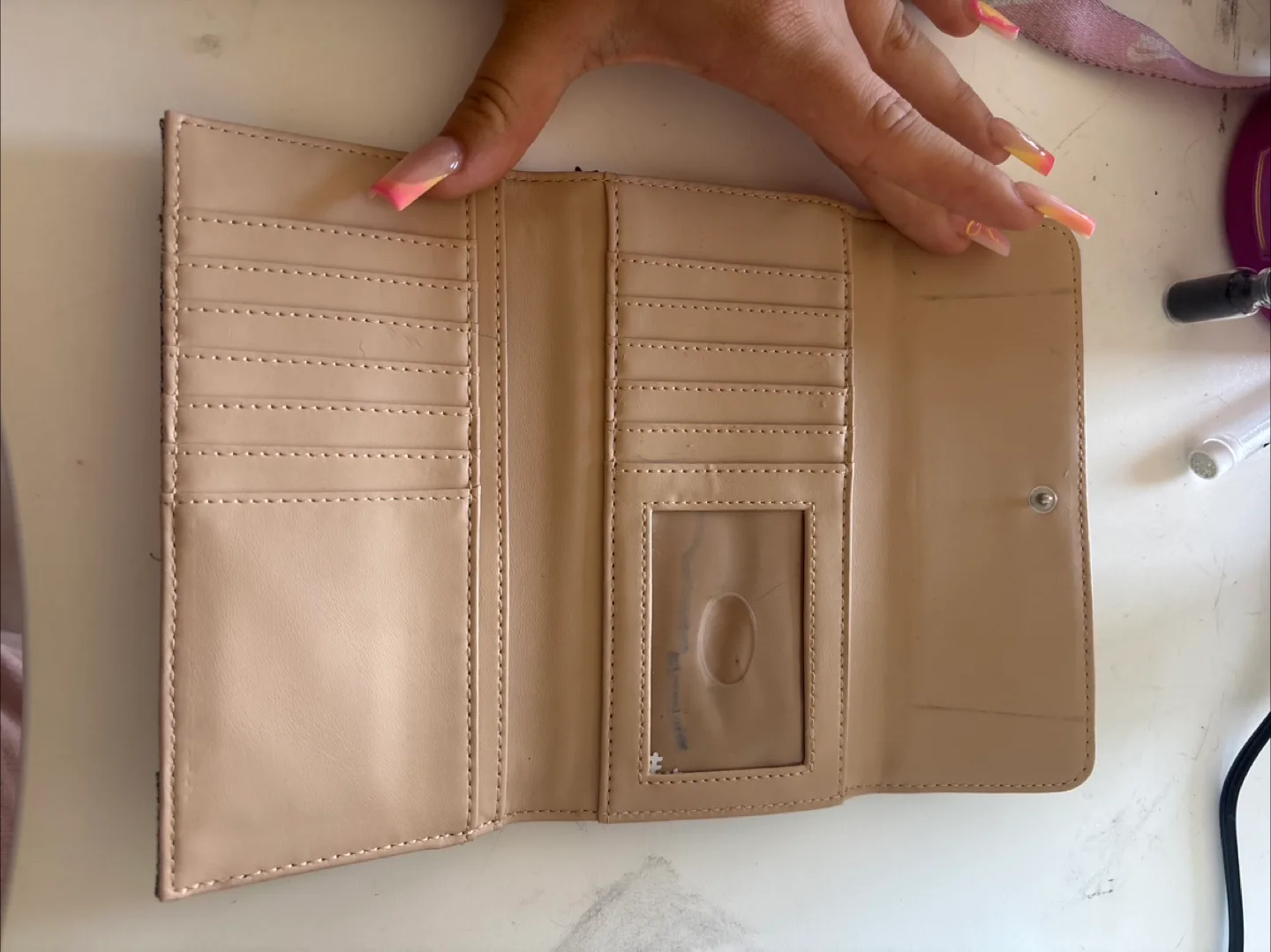 Guess Wallet image indicator(2)