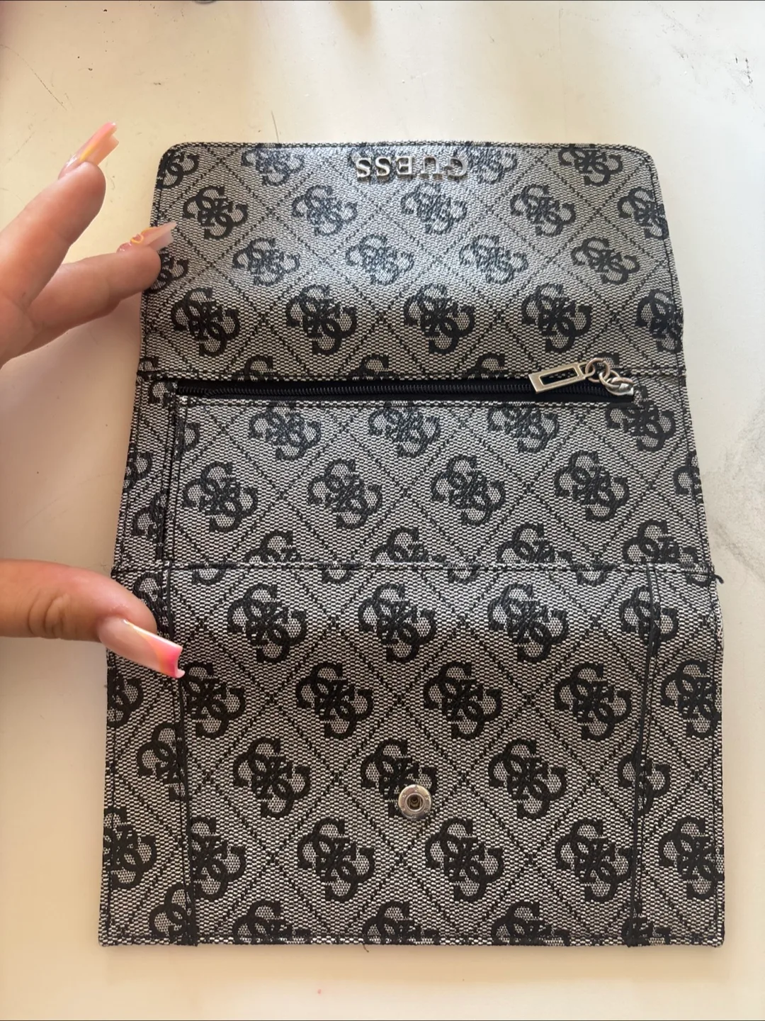 Guess Wallet image indicator(3)