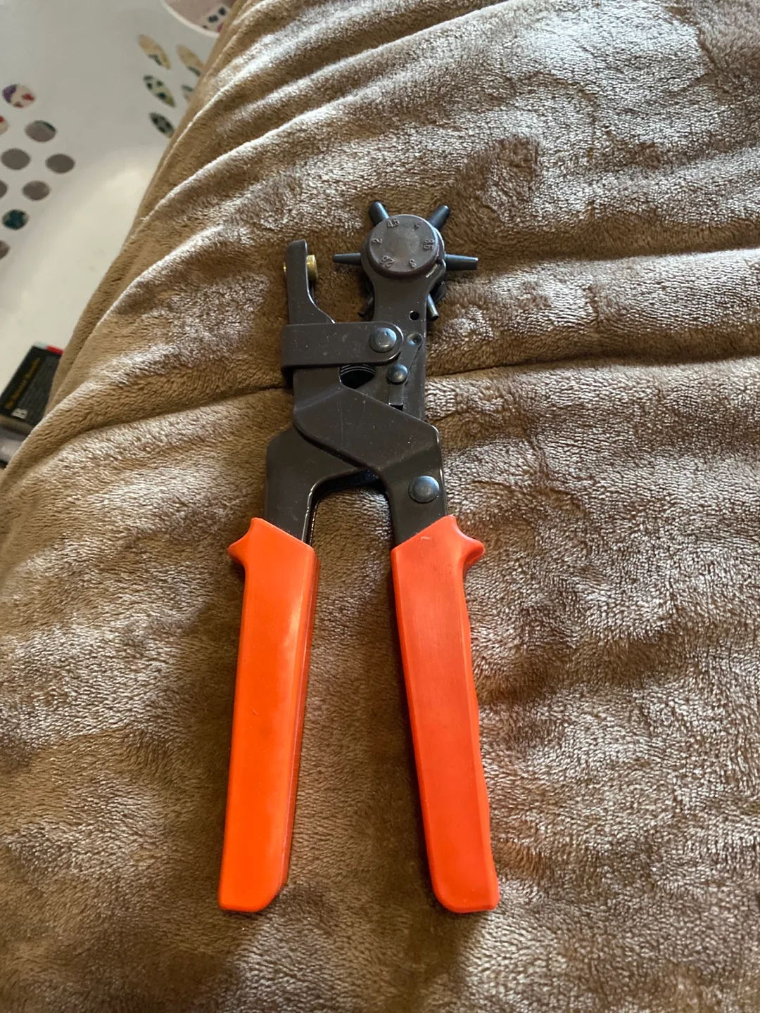Heavy-Duty Hole Punch Plier thumbnail