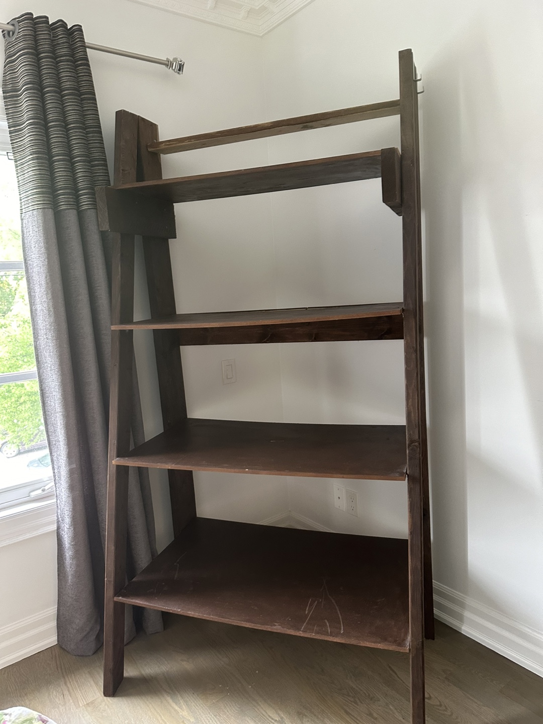 Wooden leaning bookshelf - photo 2
