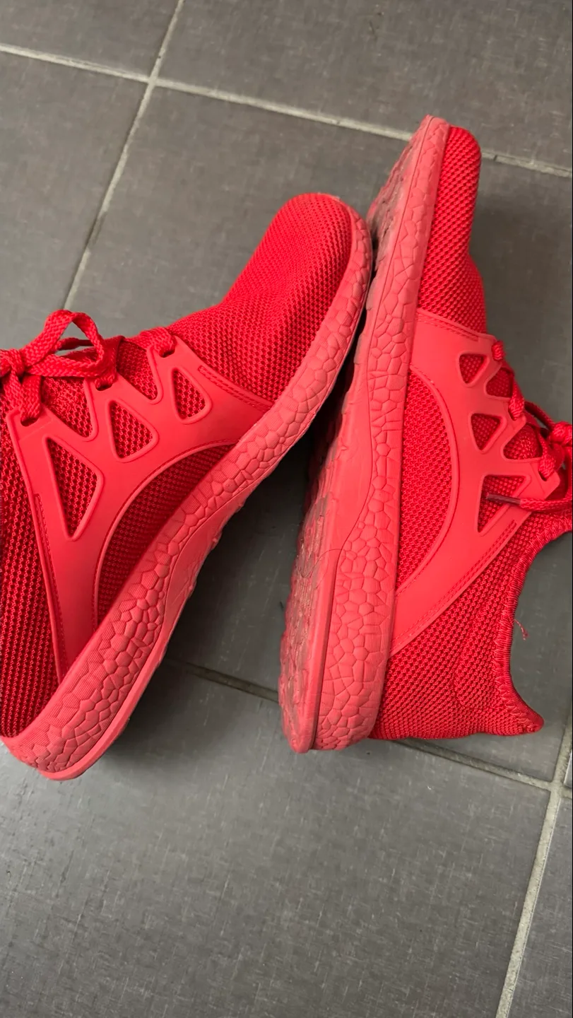 Red Sneakers image indicator(2)