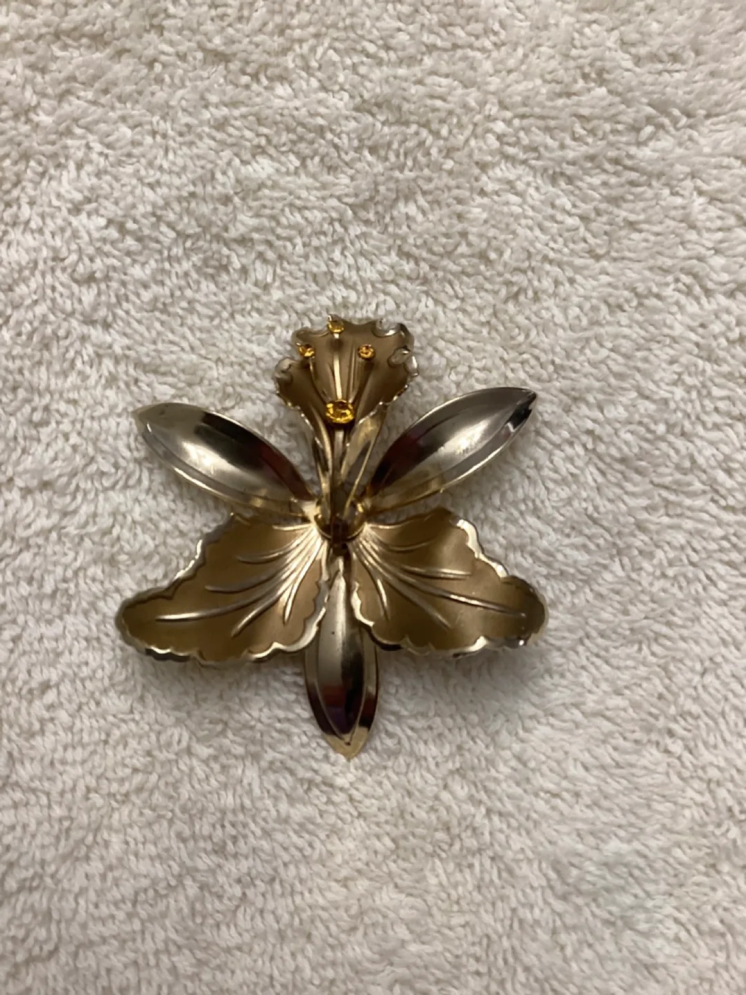 VINTAGE GOLDTONE FLOWER BROOCH thumbnail