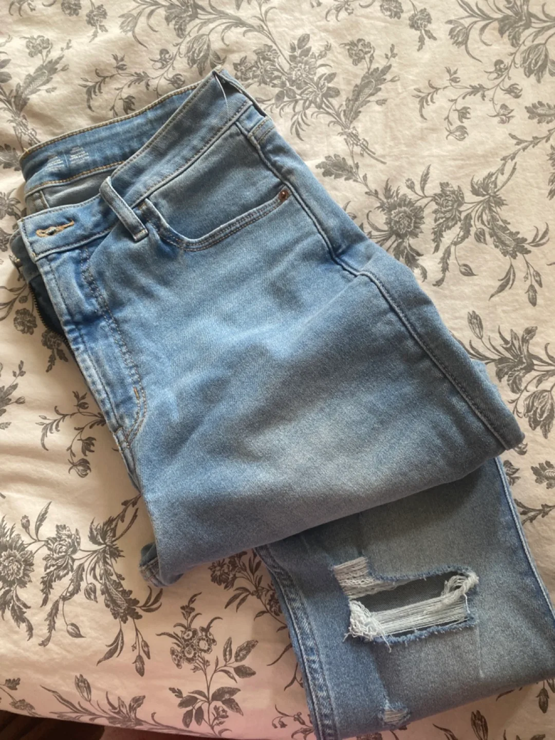 Light Wash Ripped Jeans thumbnail