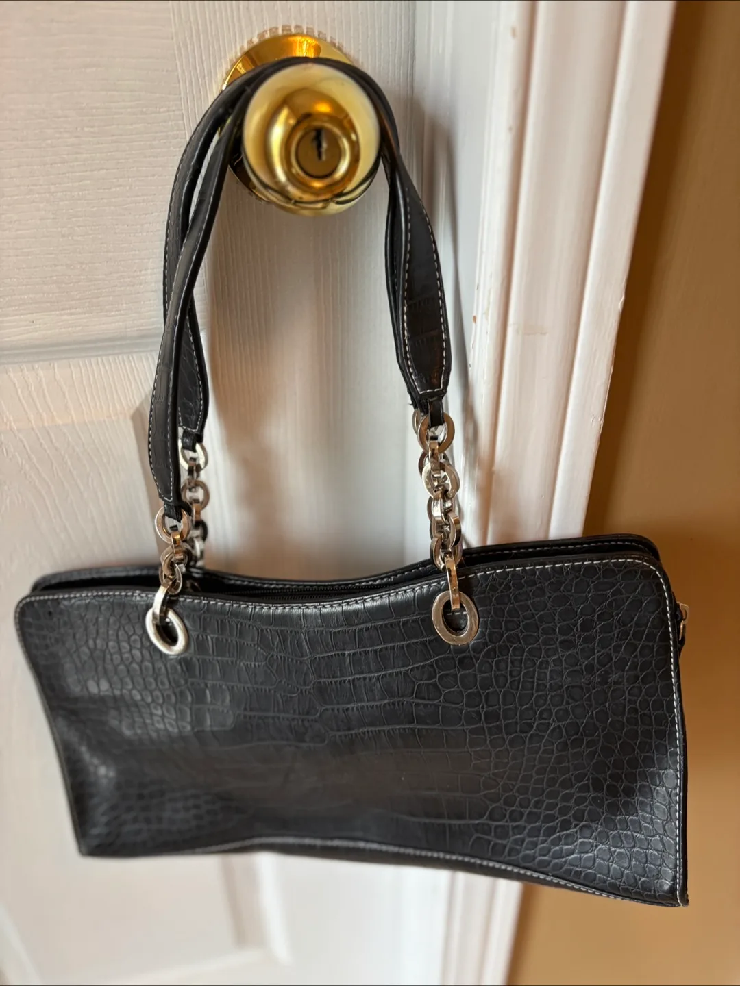 Black Handbag with Chain Handles image indicator(2)