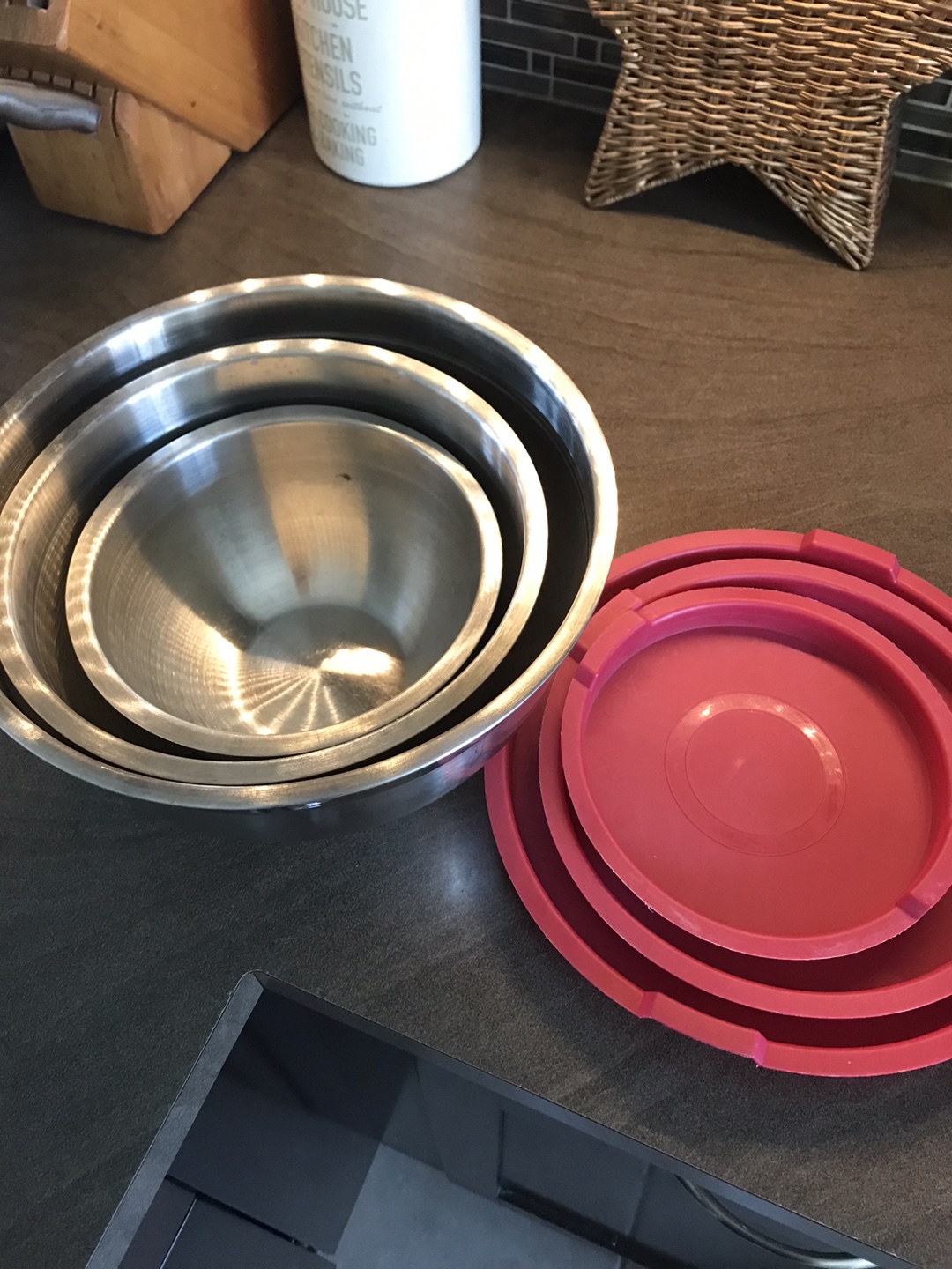 Set of 3 Stainless steel mixing bowls with lids