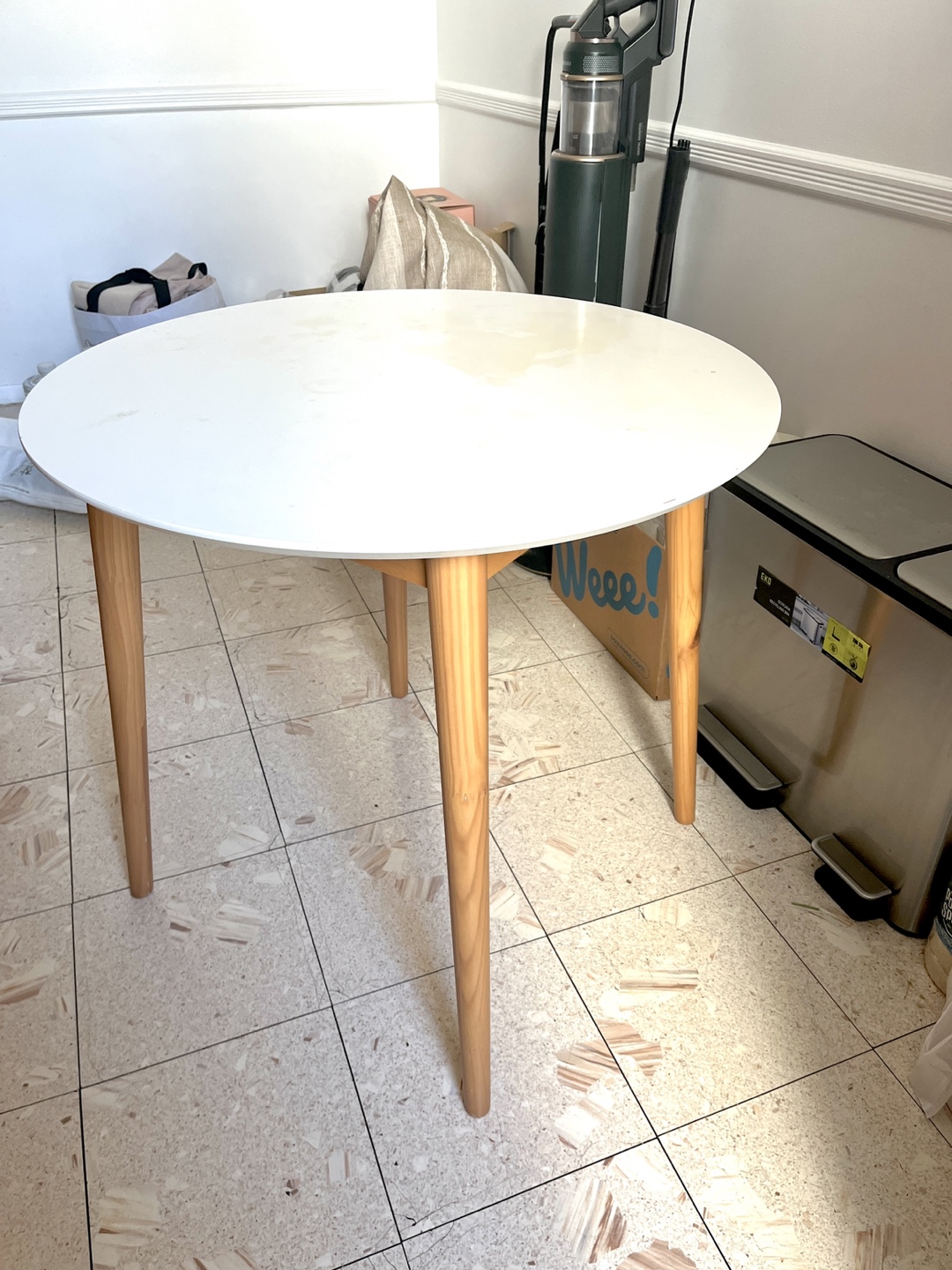 Round dining table (+free tablecloth)
