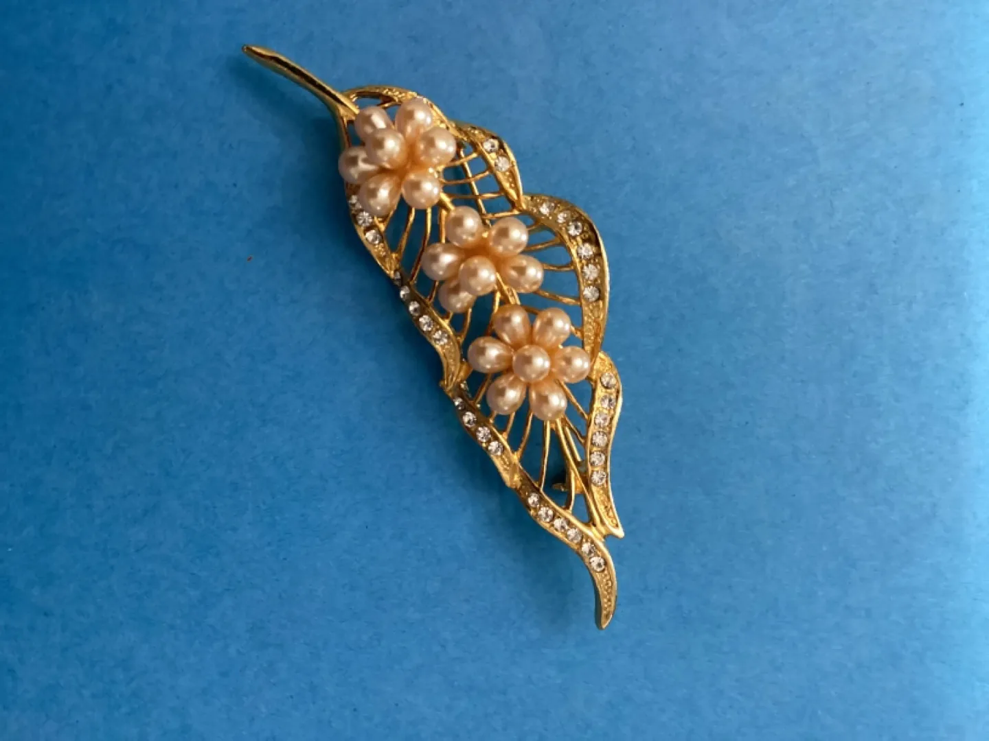 VINTAGE GOLDTONE FAUX PEARL & RHINESTONE LEAF BROOCH thumbnail