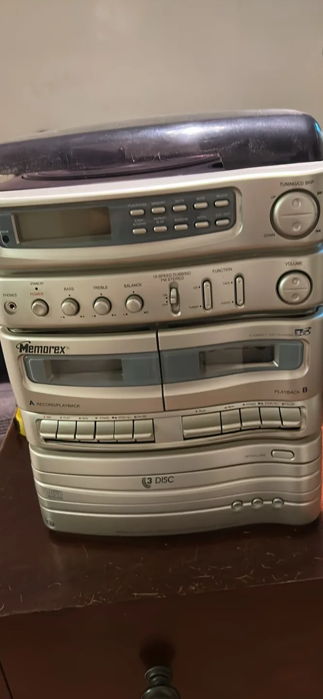 Vintage Stereo System with Speakers image indicator(2)