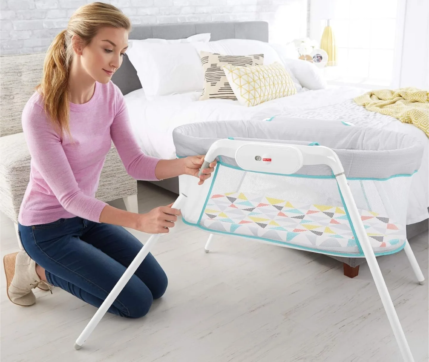 Fisher-Price Soothing Bassinet + free scented candle image indicator(5)