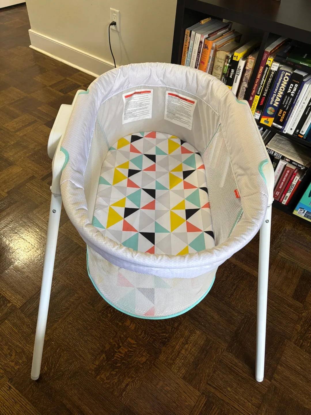 Fisher-Price Soothing Bassinet + free scented candle image indicator(8)