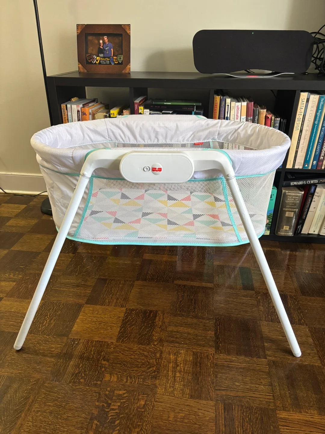 Fisher-Price Soothing Bassinet + free scented candle image indicator(6)