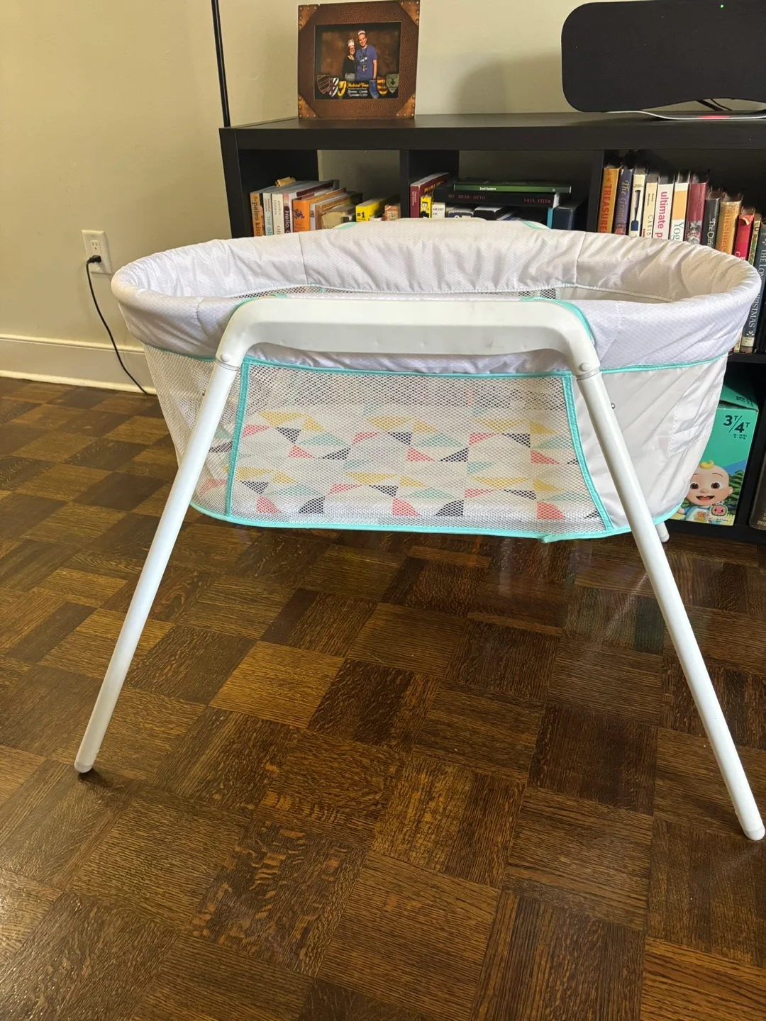 Fisher-Price Soothing Bassinet + free scented candle image indicator(7)