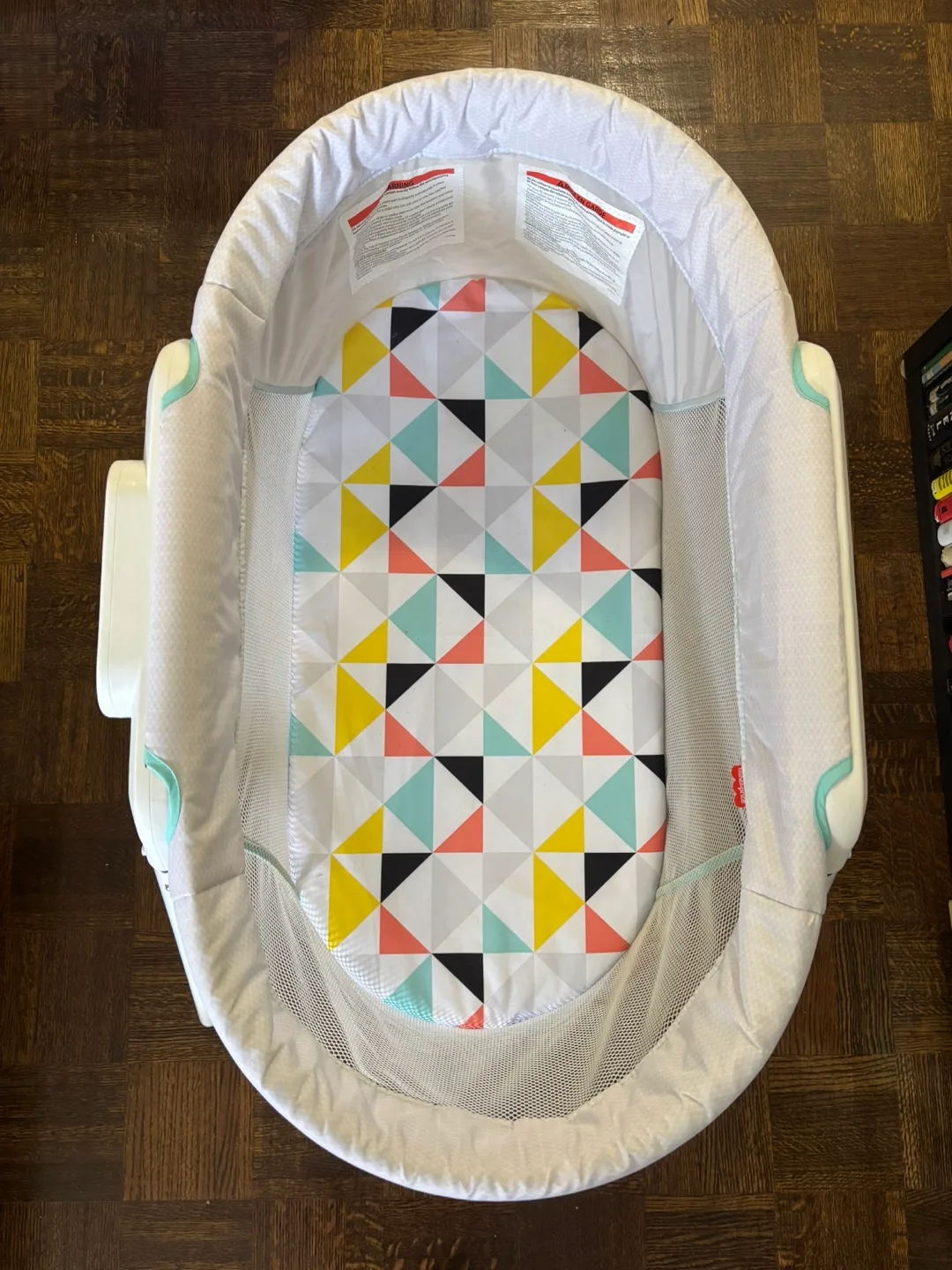 Fisher-Price Soothing Bassinet + free scented candle image indicator(9)