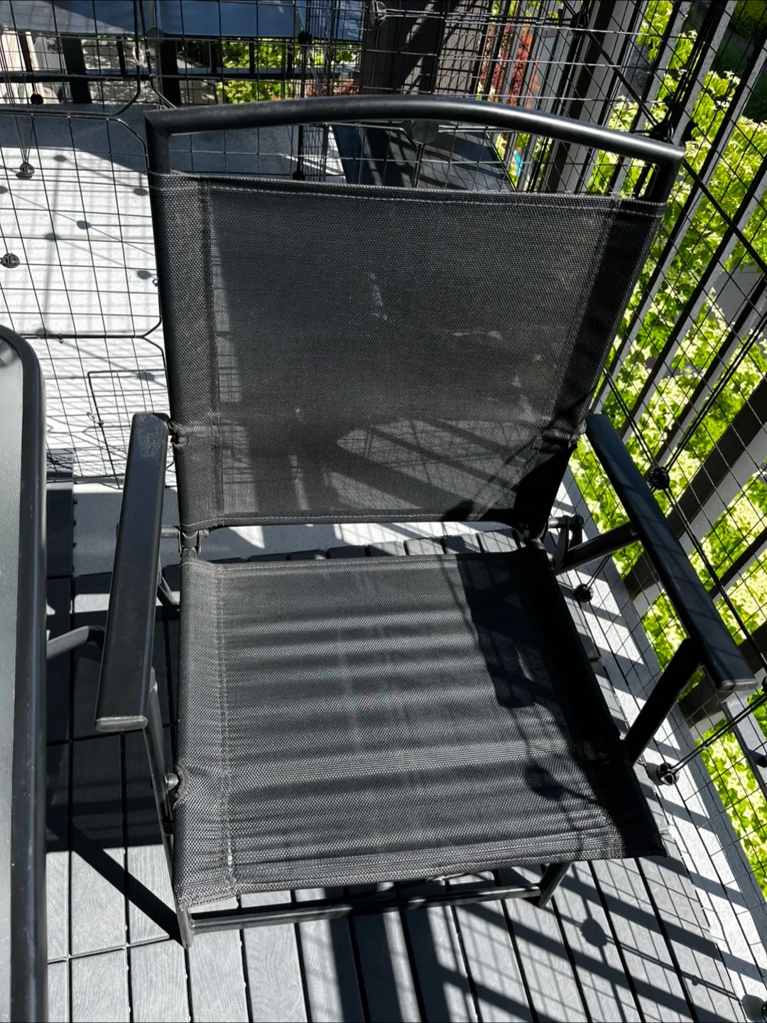 Outdoor patio table with four foldable chairs image indicator(2)