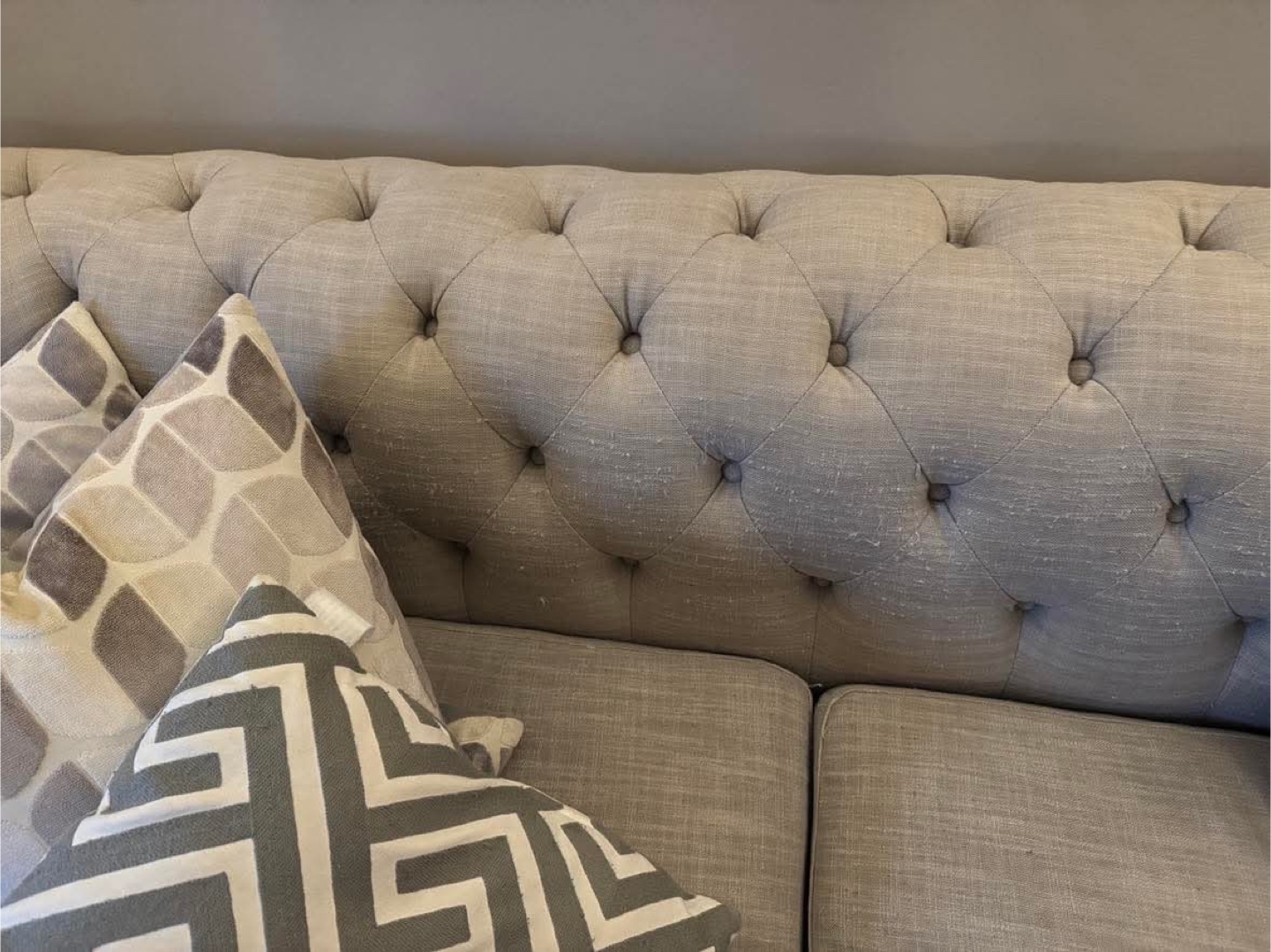 Elegant button-tufted sofa - photo 4