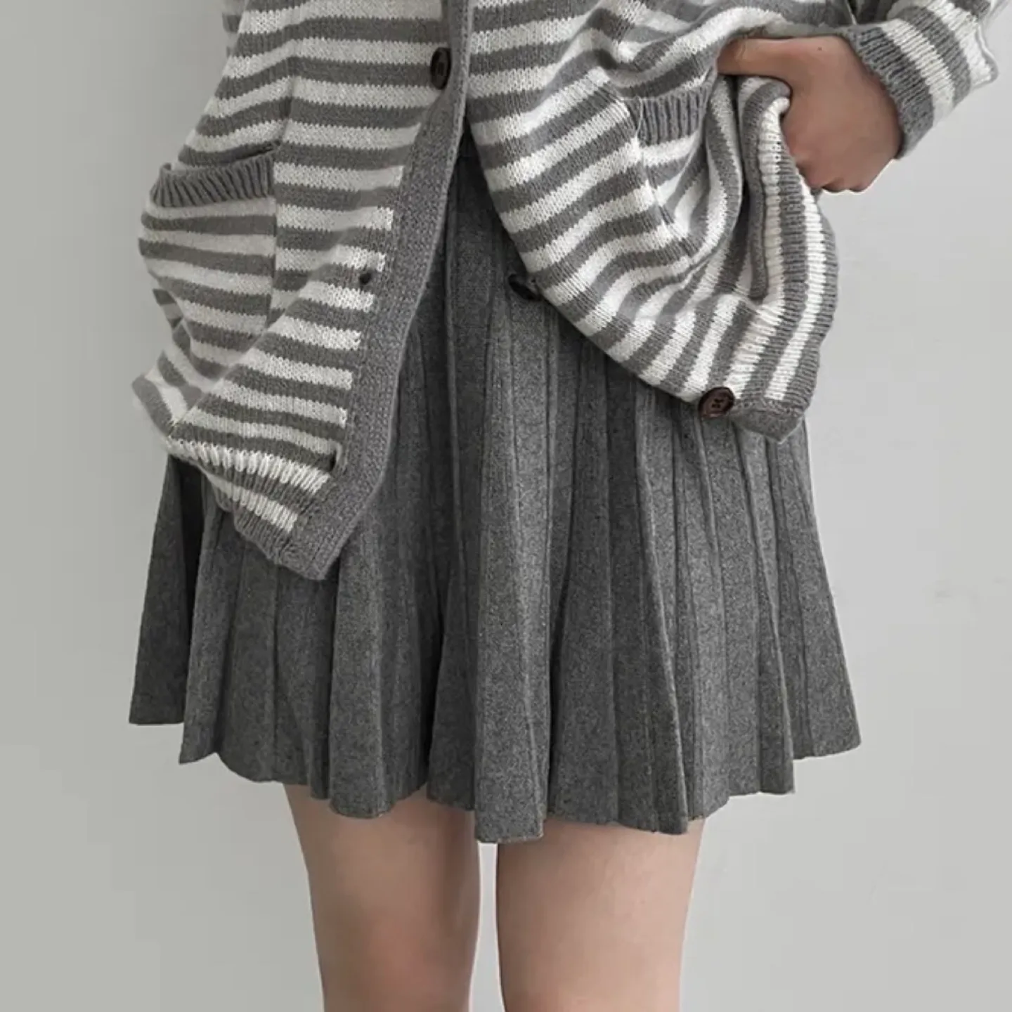 Pleated Knit Skirt (black/grey) image indicator(4)