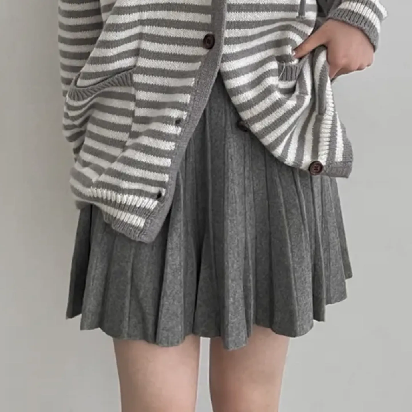 Pleated Knit Skirt (black/grey) image indicator(3)