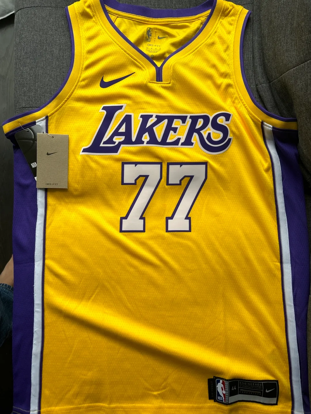 Lakers Jersey - Doncic 77 thumbnail