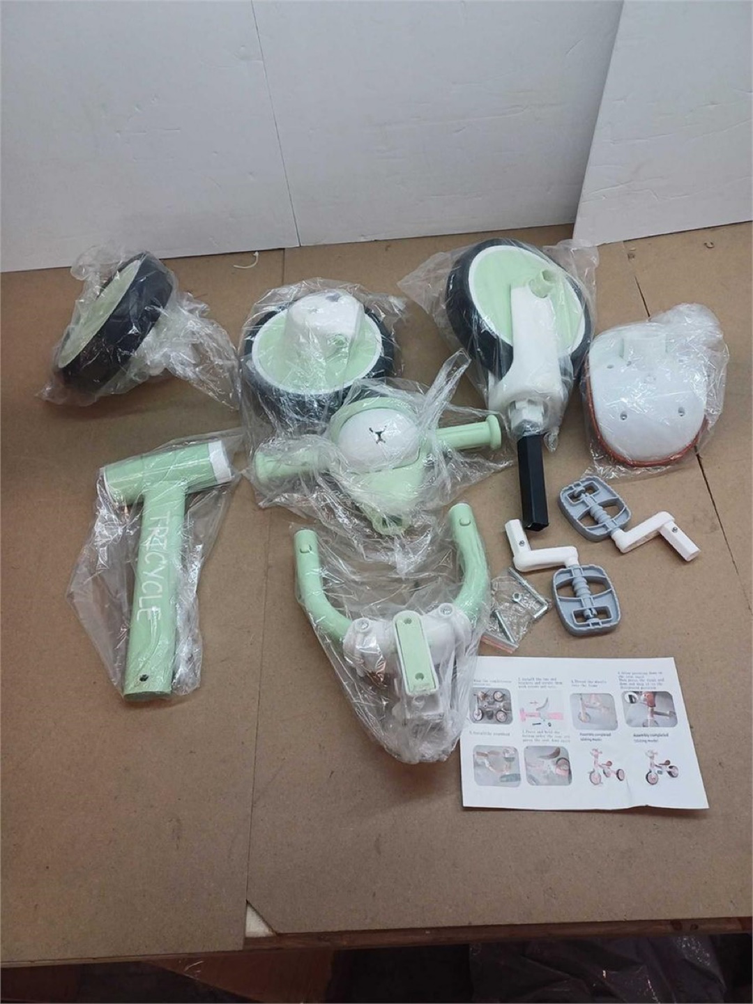 kids' tricycle - photo 2