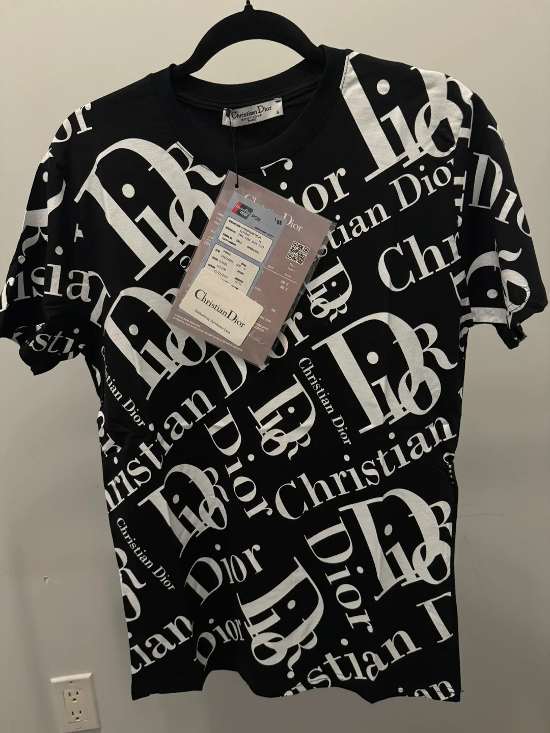 Christian Dior black and white image indicator(3)