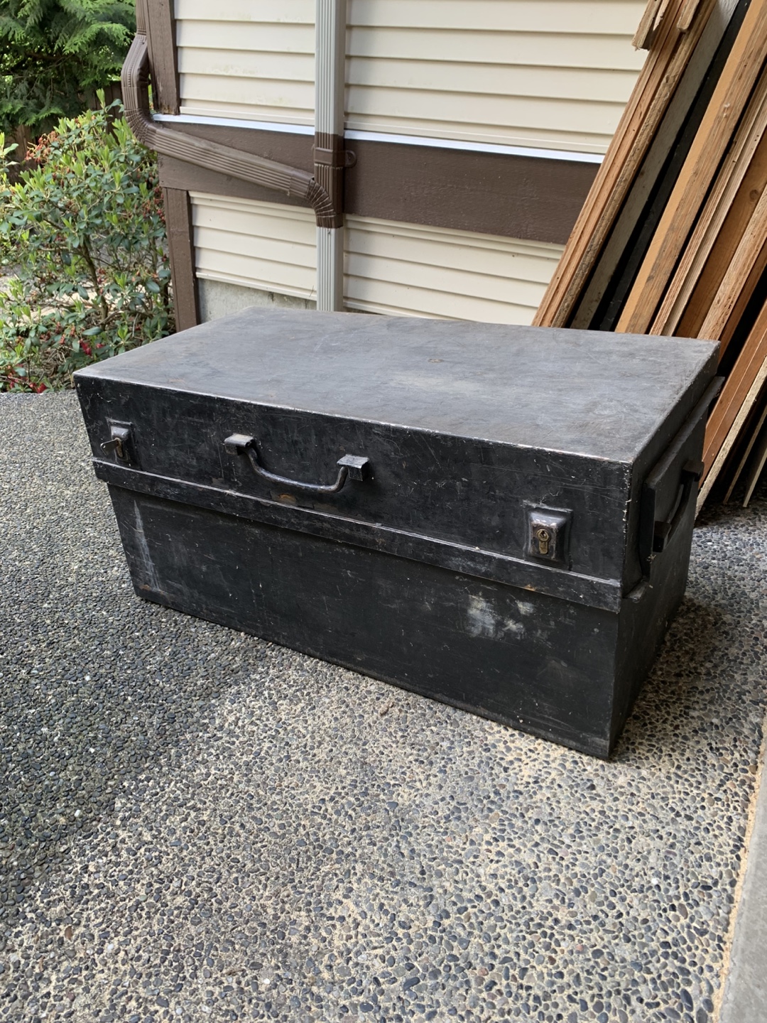 Metal tool box