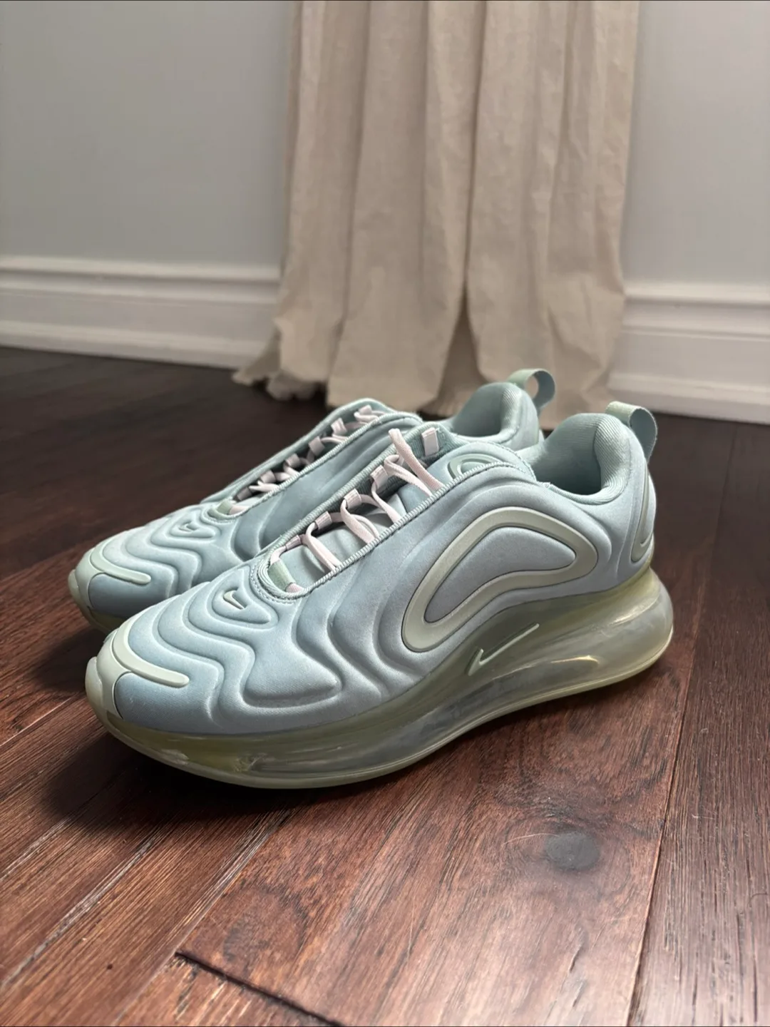 Nike | Wmns Air Max 720 Sneakers - 6.5 thumbnail