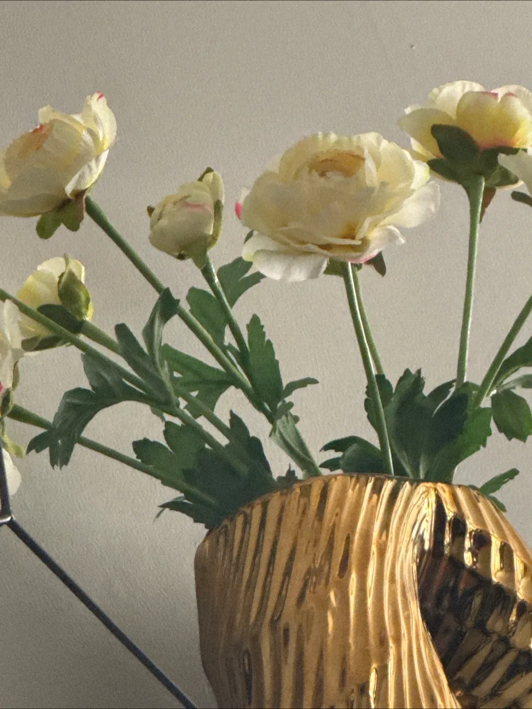 Gold Vase with Flowers image indicator(2)