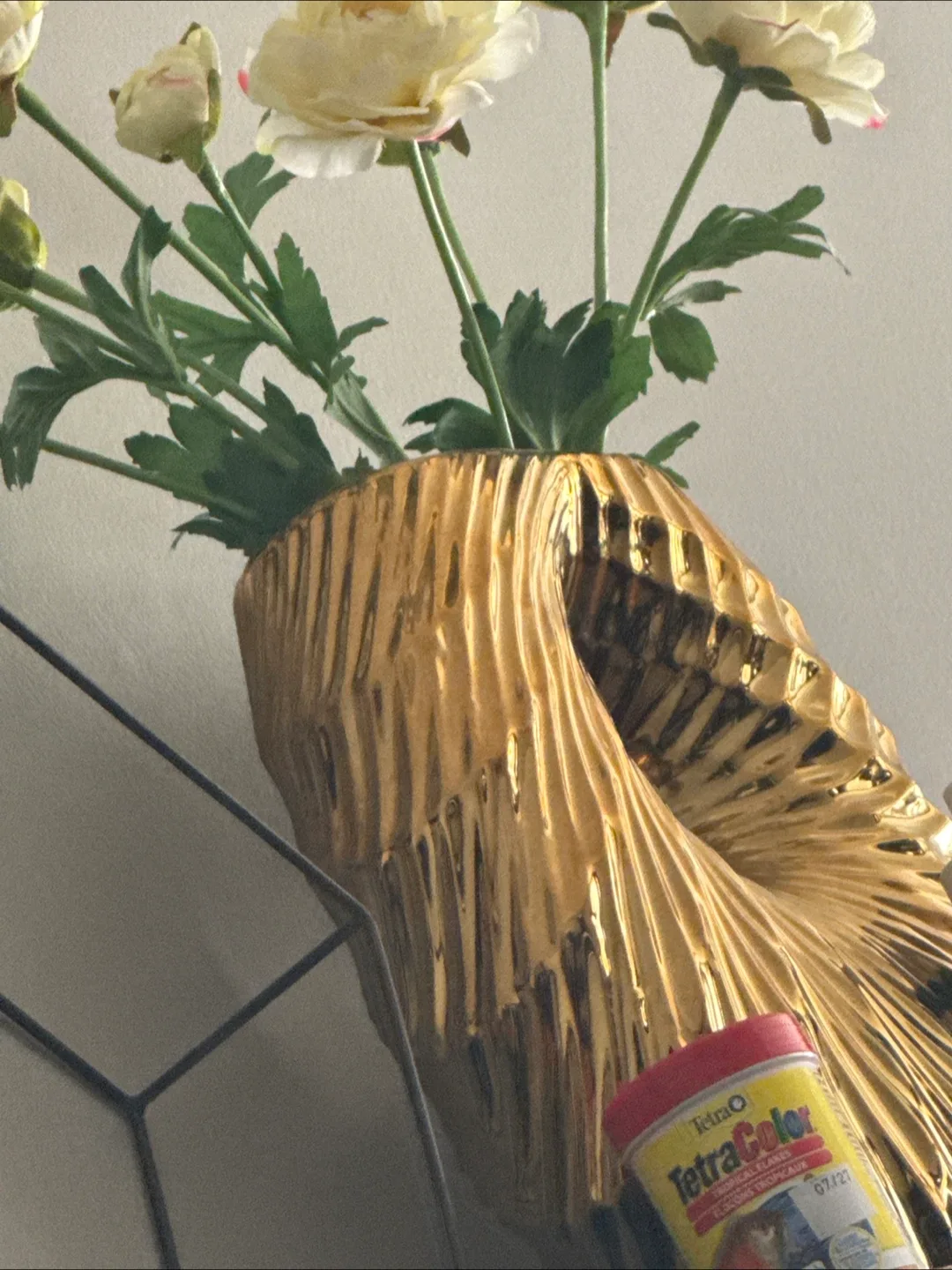 Gold Vase with Flowers image indicator(3)