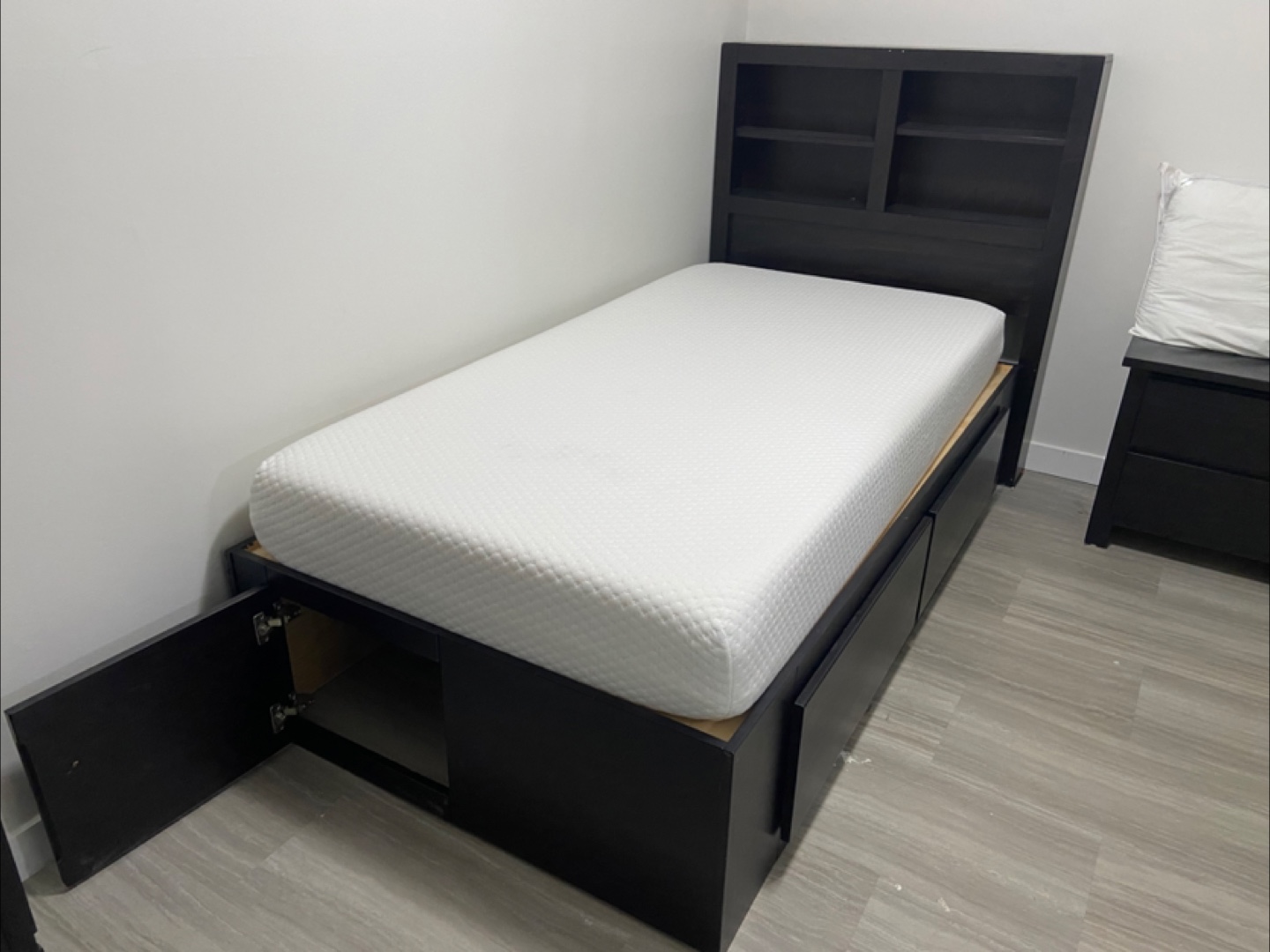 Bedroom furniture - twin bed, dresser & nightstand - photo 4