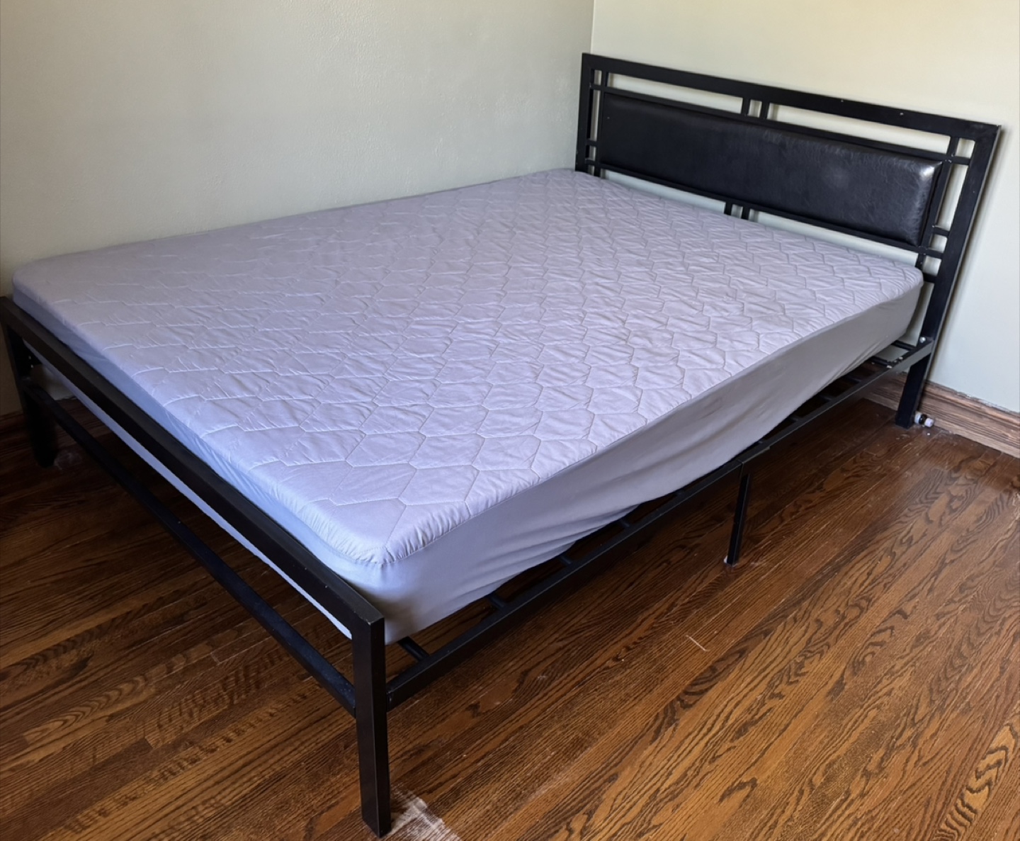 Queen Size Bed Frame with Mattress - photo 3