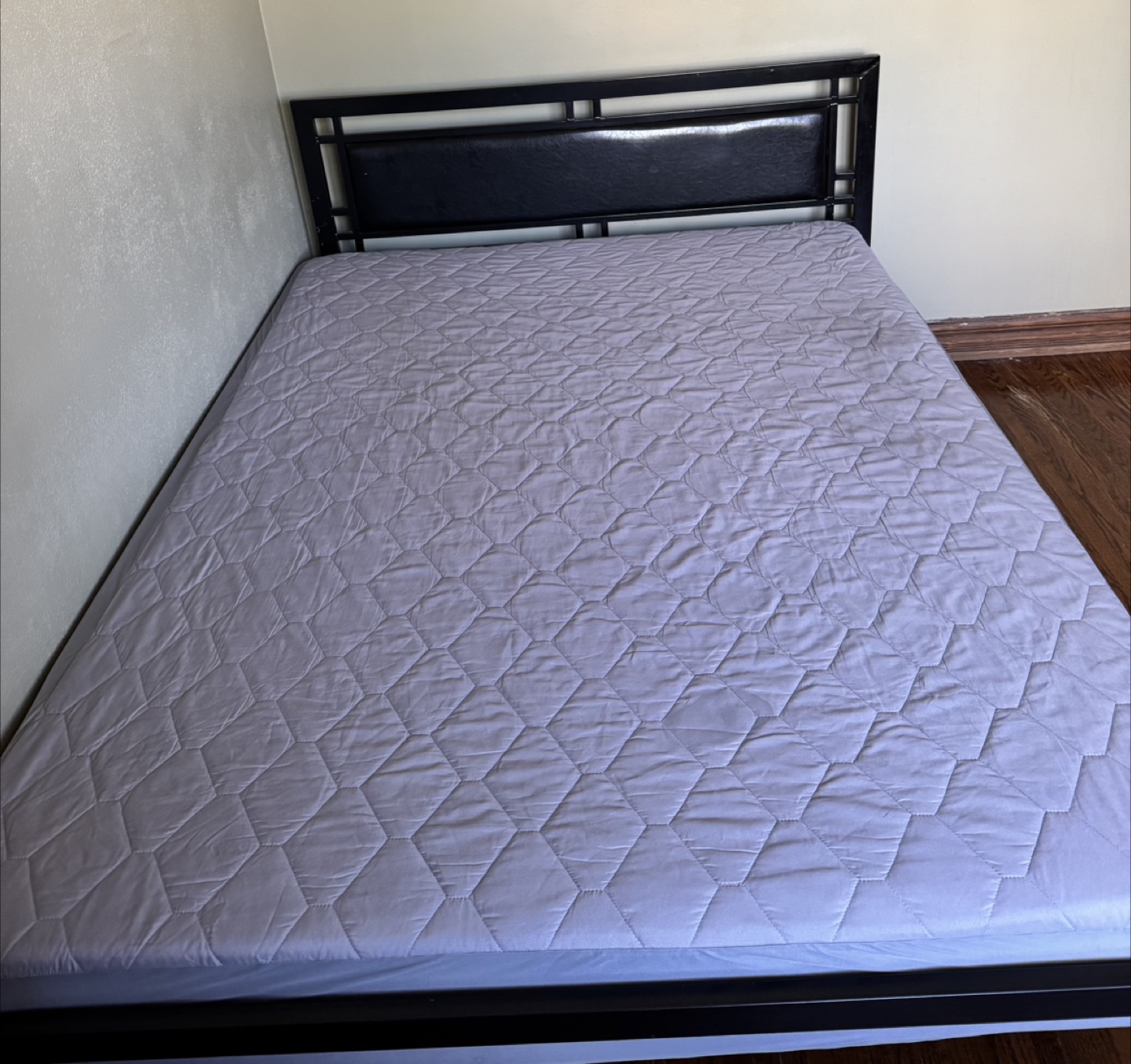 Queen Size Bed Frame with Mattress - photo 4
