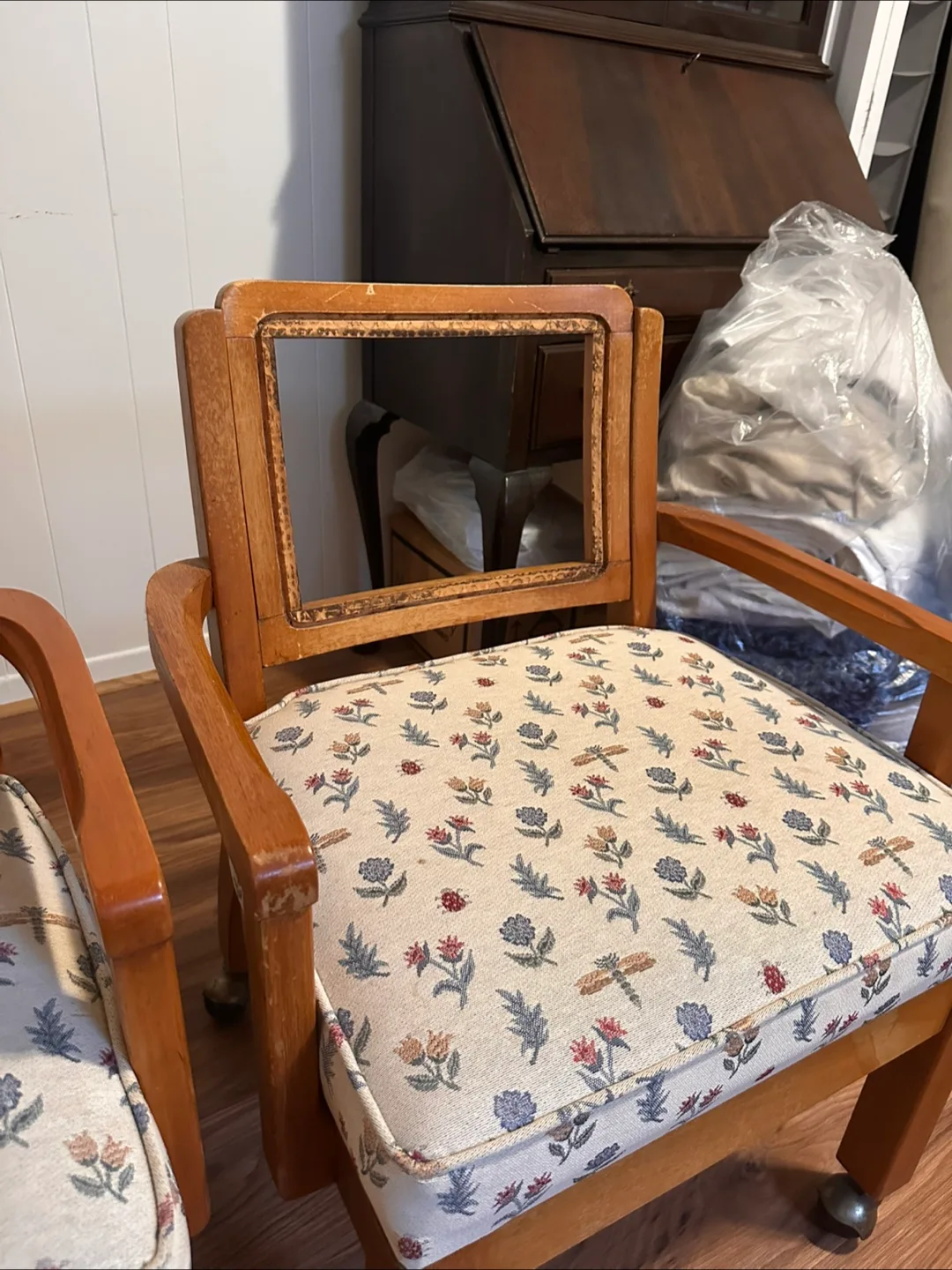 Pair of vintage wooden chairs image indicator(4)