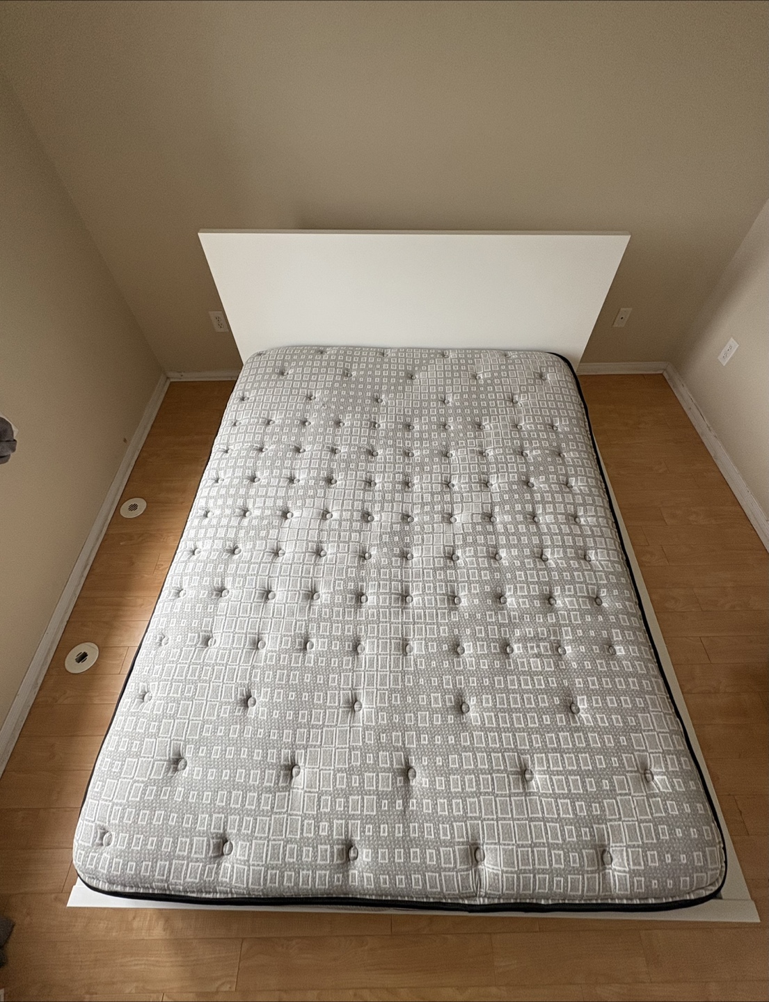 Queen size bed - photo 2