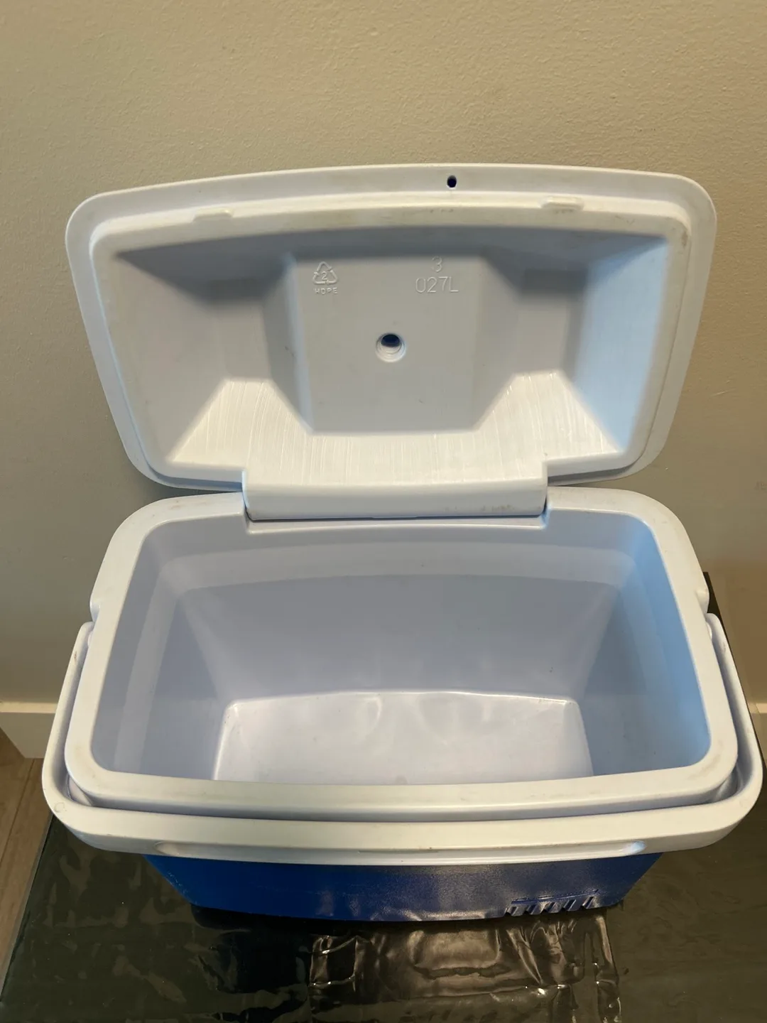 Rubbermaid Blue and White Cooler image indicator(2)