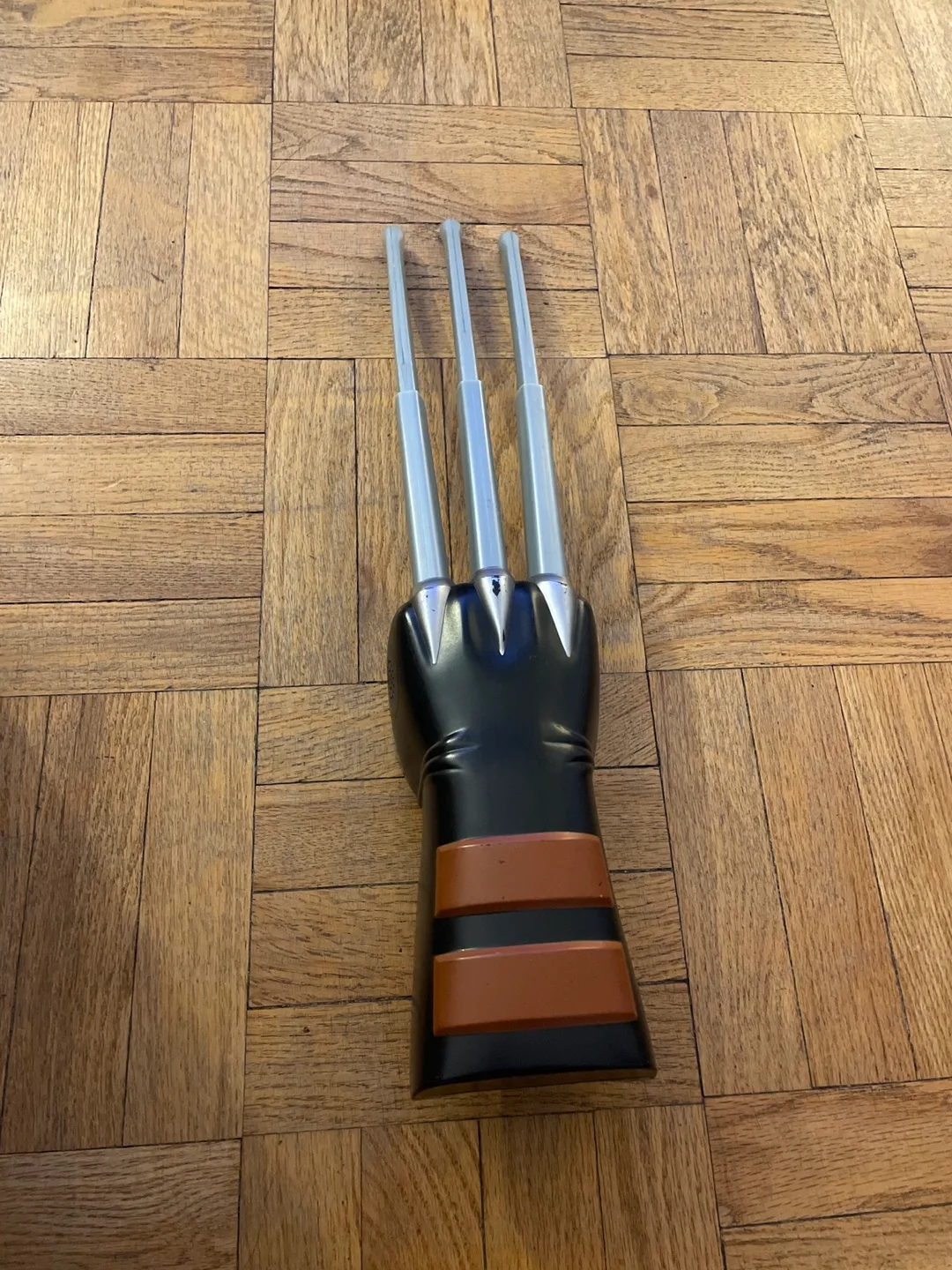 Hasbro 2008 Marvel x-Men Wolverine extendable claws image indicator(3)