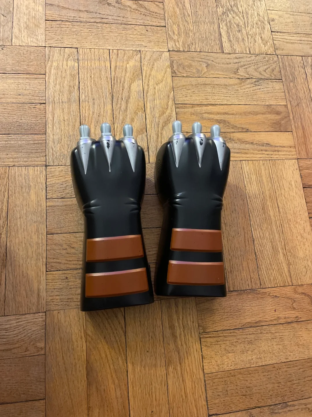 Hasbro 2008 Marvel x-Men Wolverine extendable claws image indicator(5)