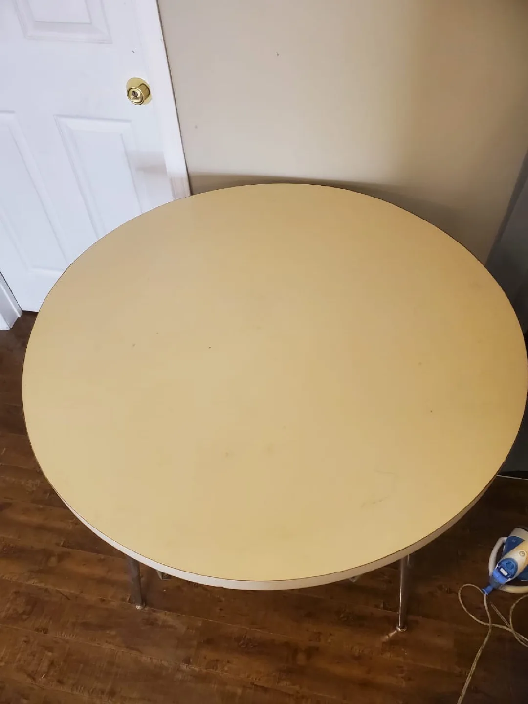 Vintage Round Dining Table image indicator(5)