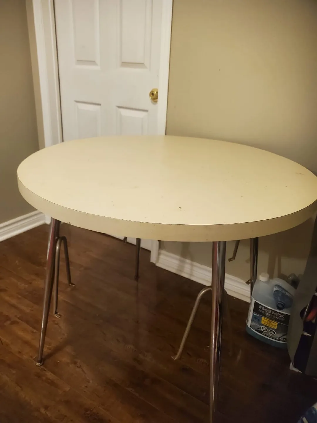 Vintage Round Dining Table image indicator(2)