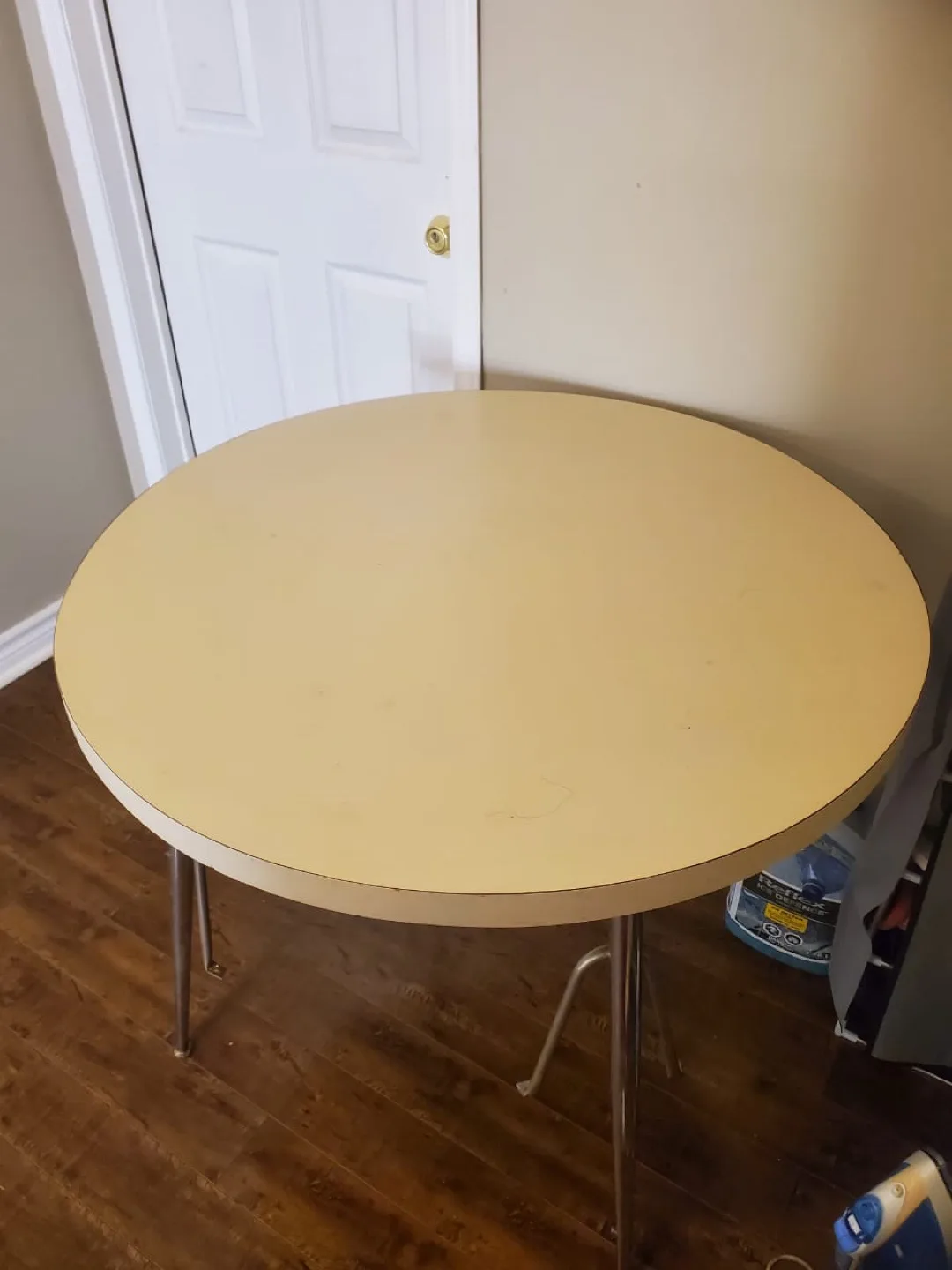 Vintage Round Dining Table image indicator(3)