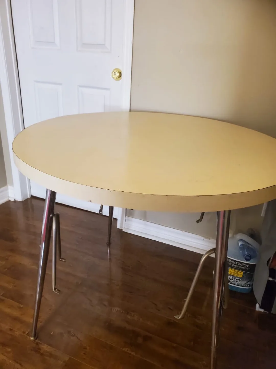 Vintage Round Dining Table image indicator(4)