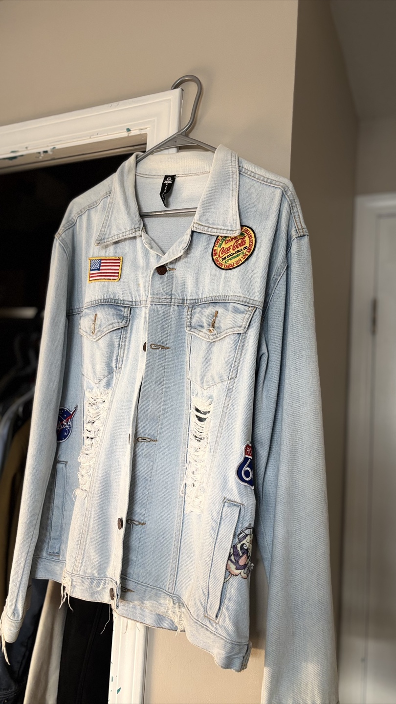 Light-wash denim jacket - photo 3