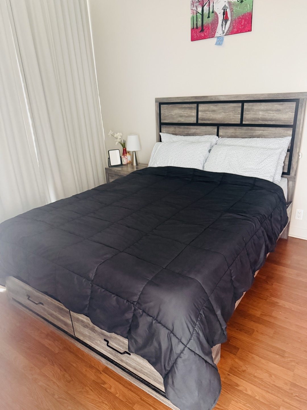 Queen size bed with storage, mattress, side table and bed lamp. - photo 2