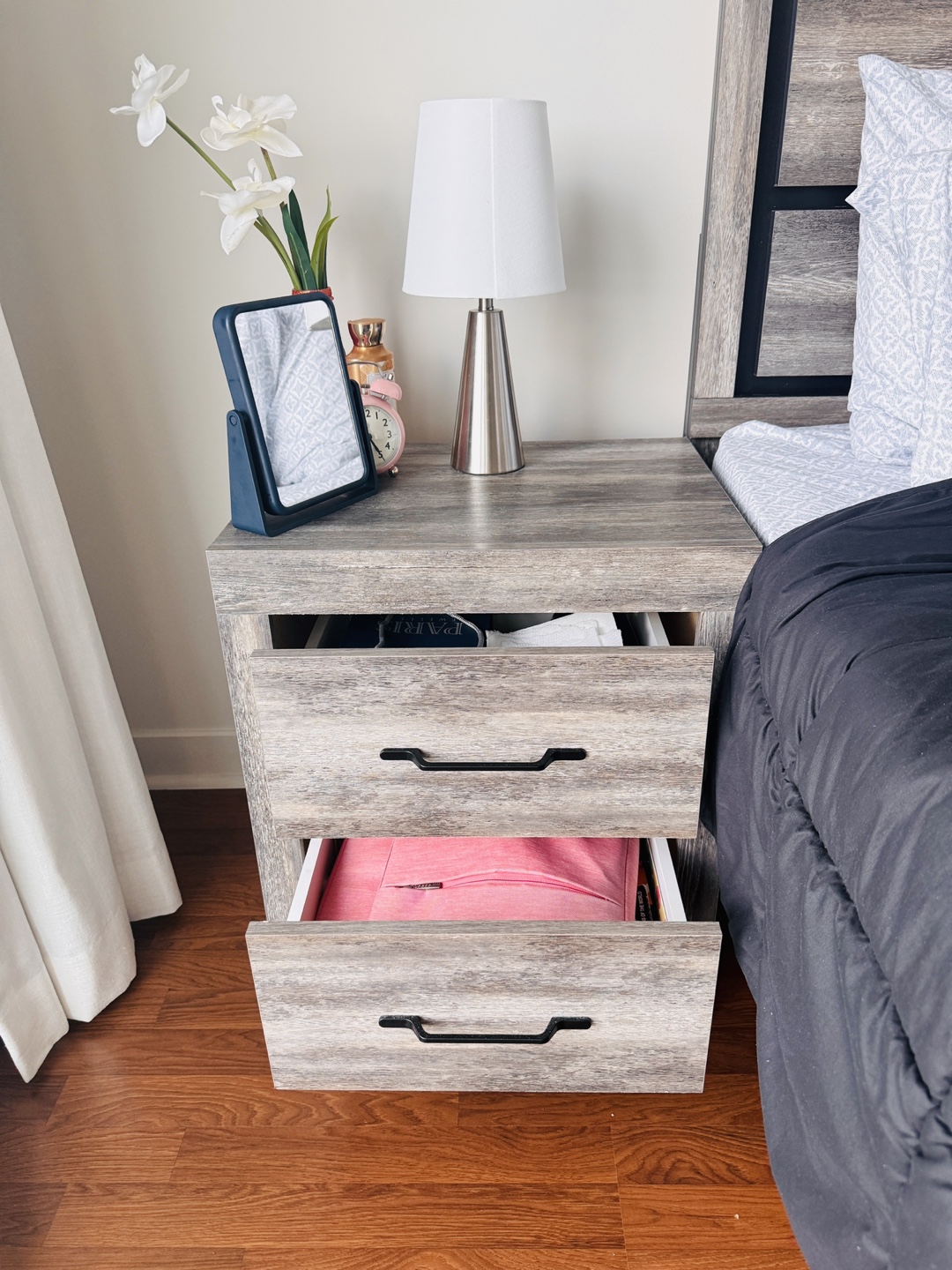Queen size bed with storage, mattress, side table and bed lamp. - photo 4