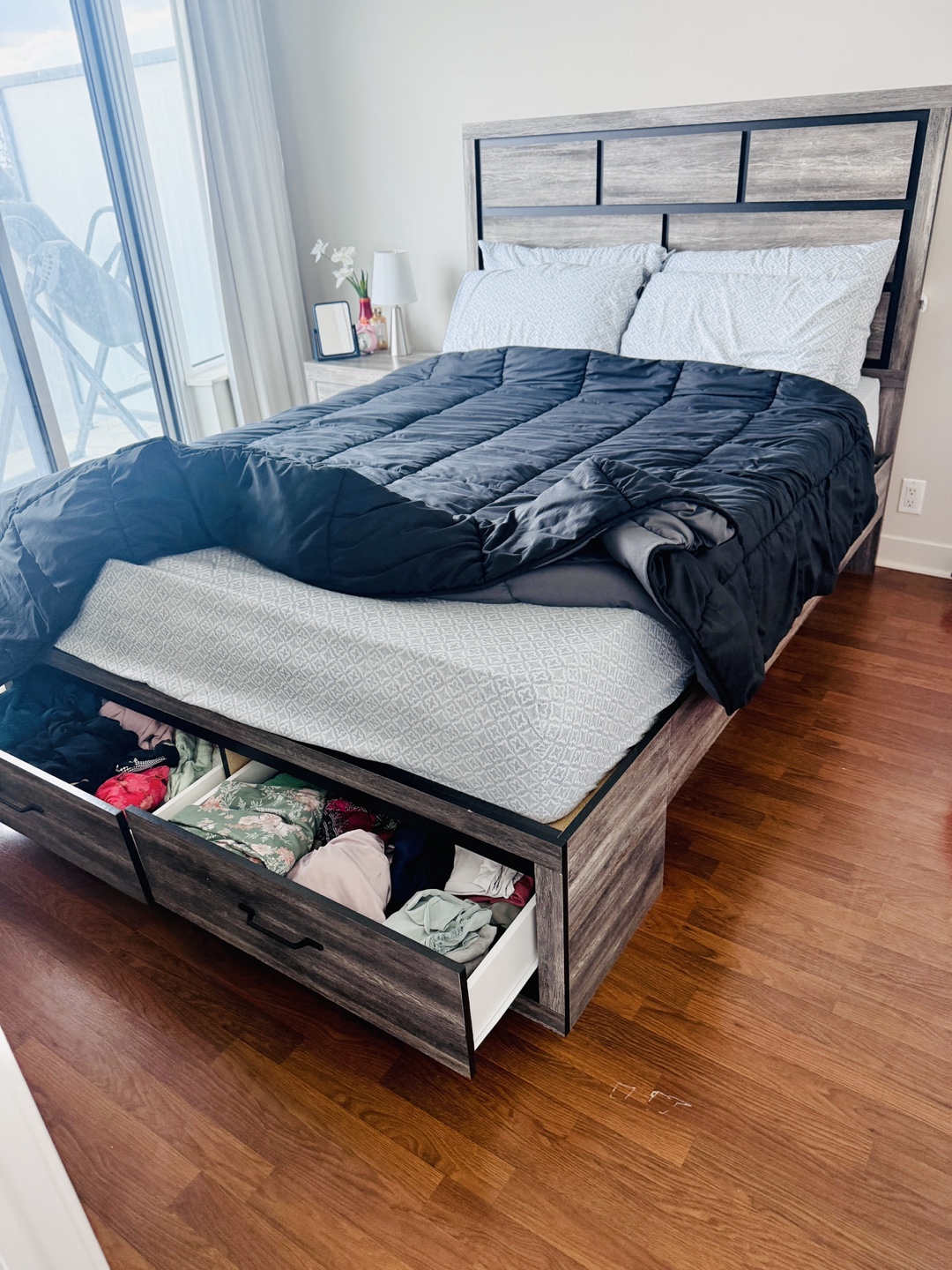 Queen size bed with storage, mattress, side table and bed lamp. - photo 5