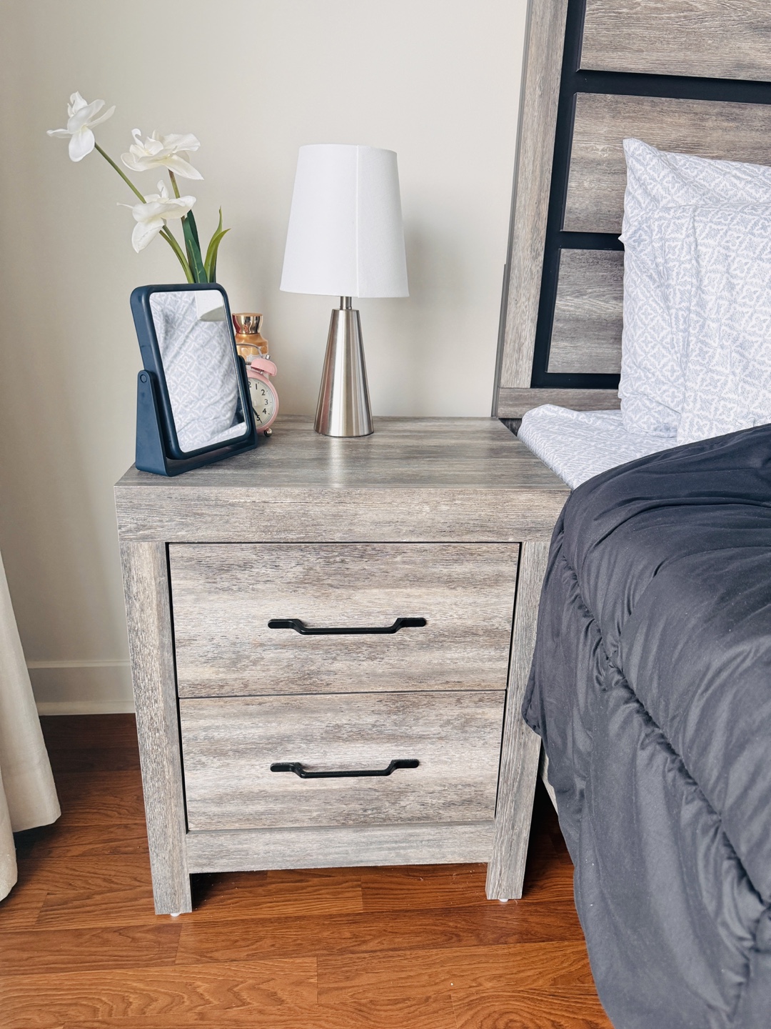 Queen size bed with storage, mattress, side table and bed lamp. - photo 3