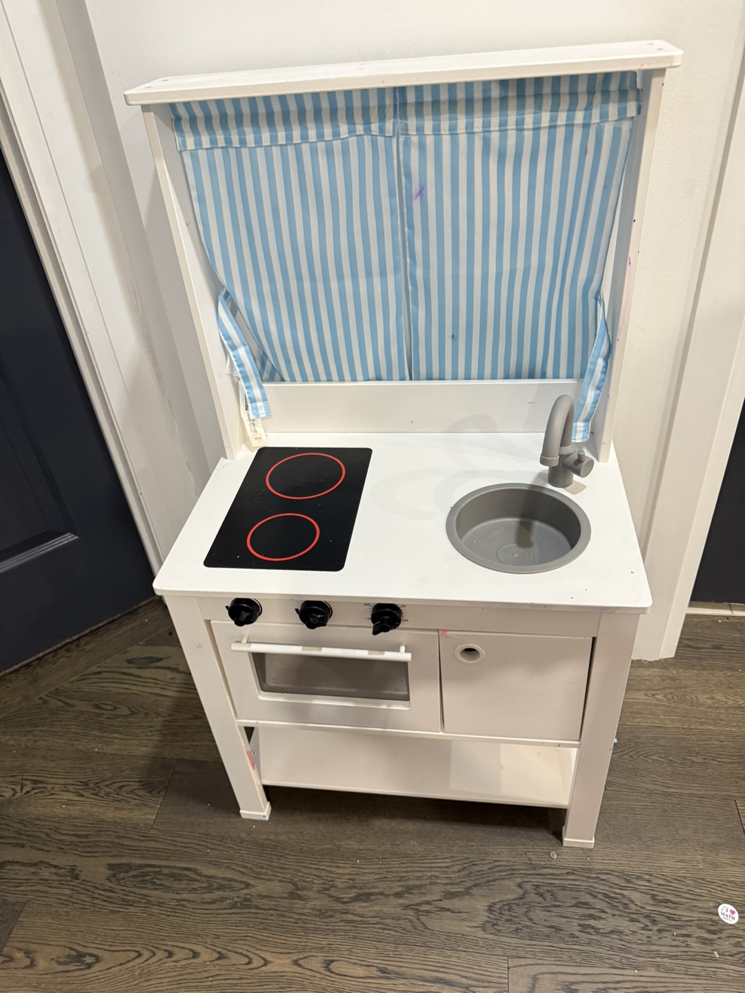 Wooden play kitchen with curtain - photo 3