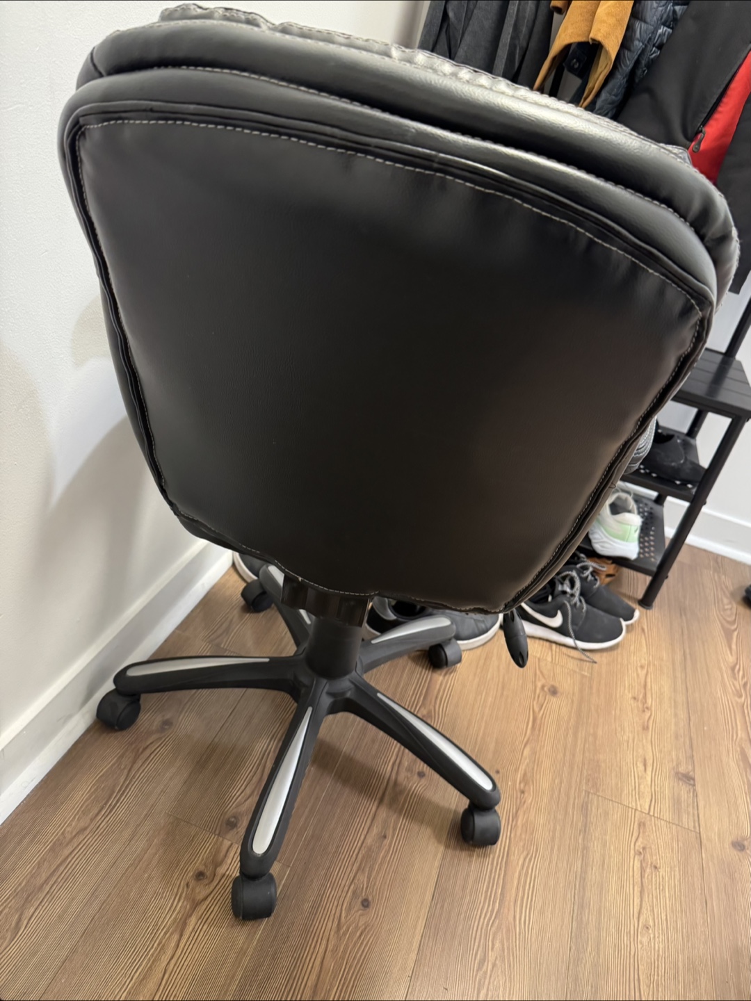 Black office chair - photo 4